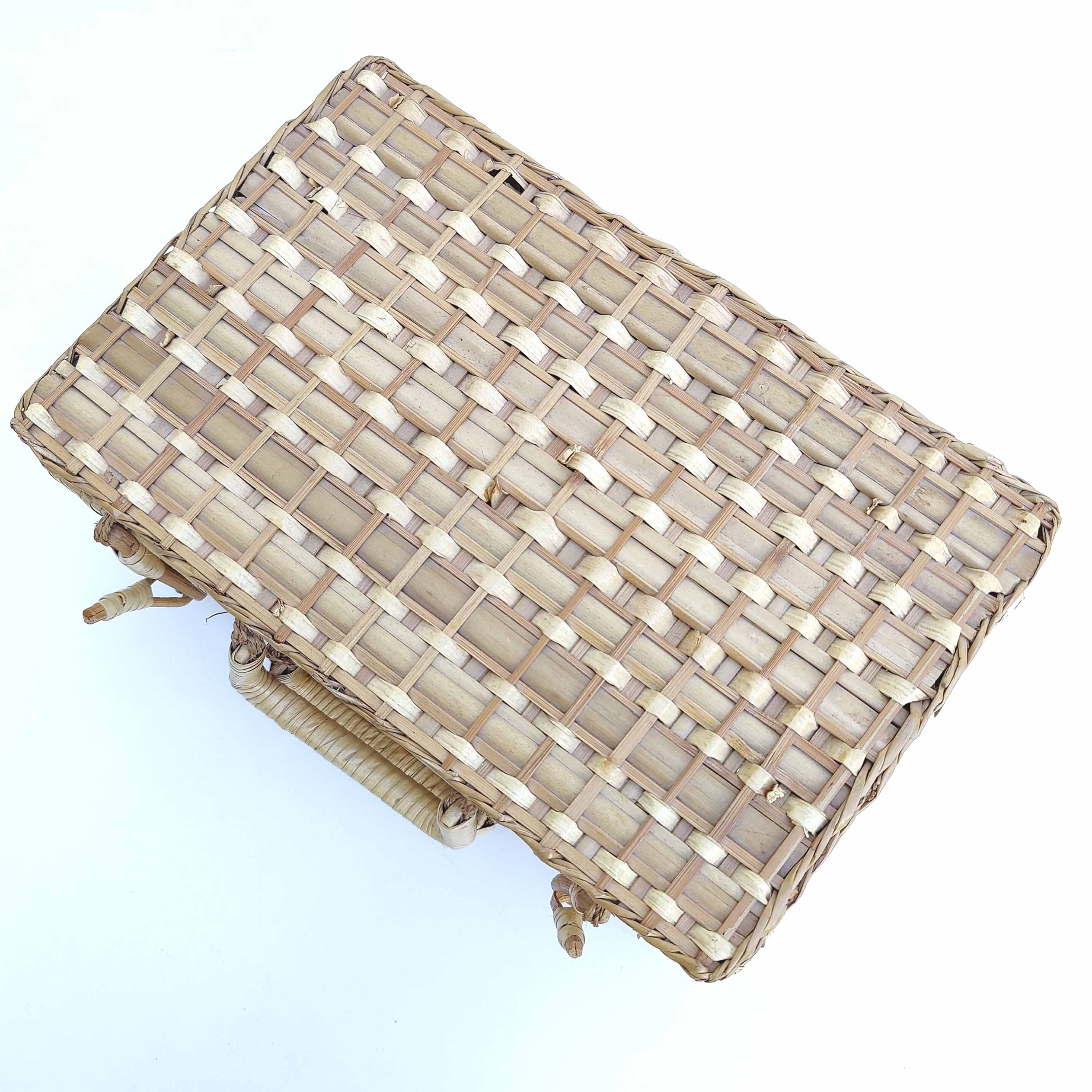 Suitcase in rattan and woven wicker