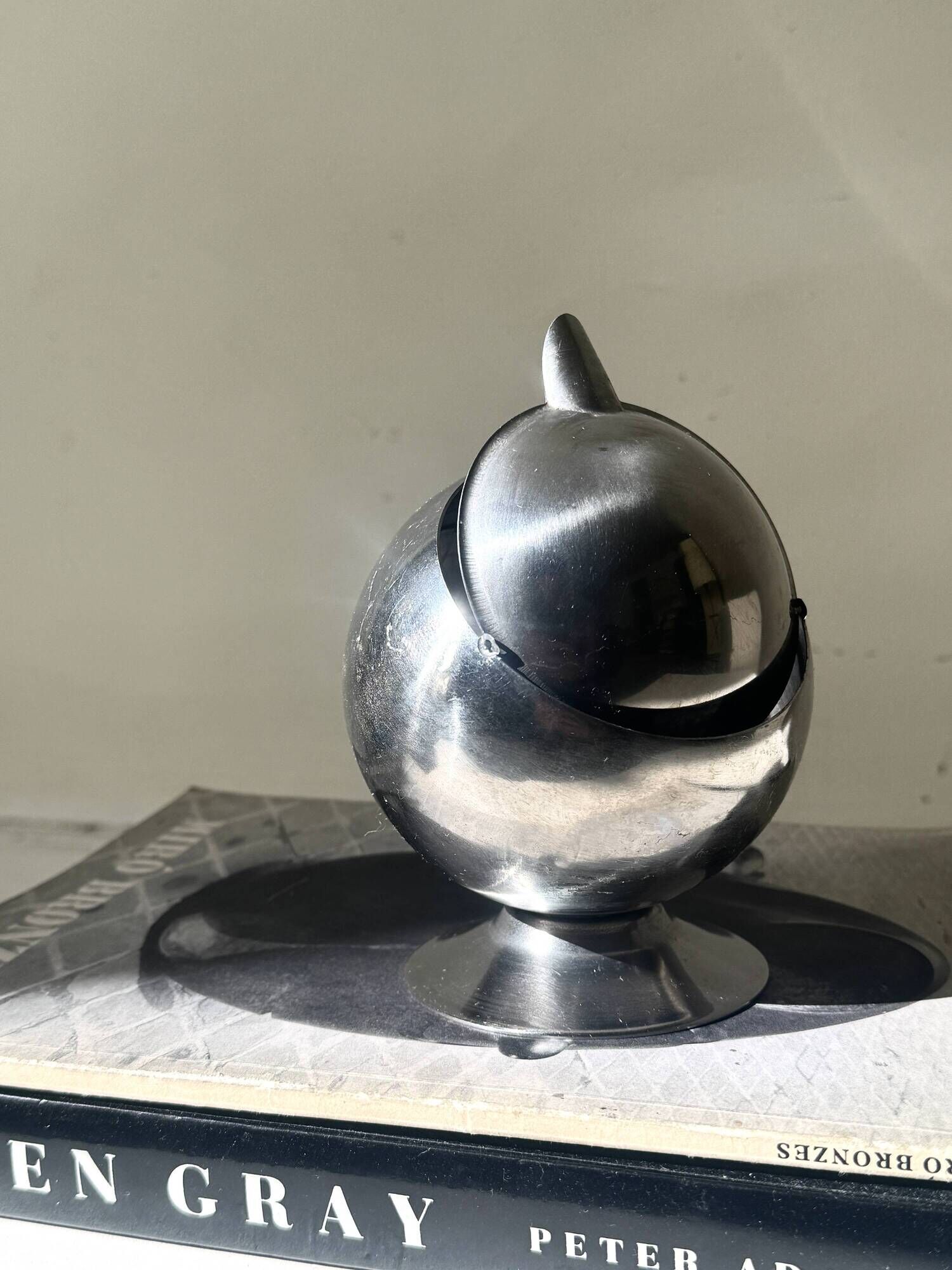 Space age ashtray in chrome metal, 1970s design.
