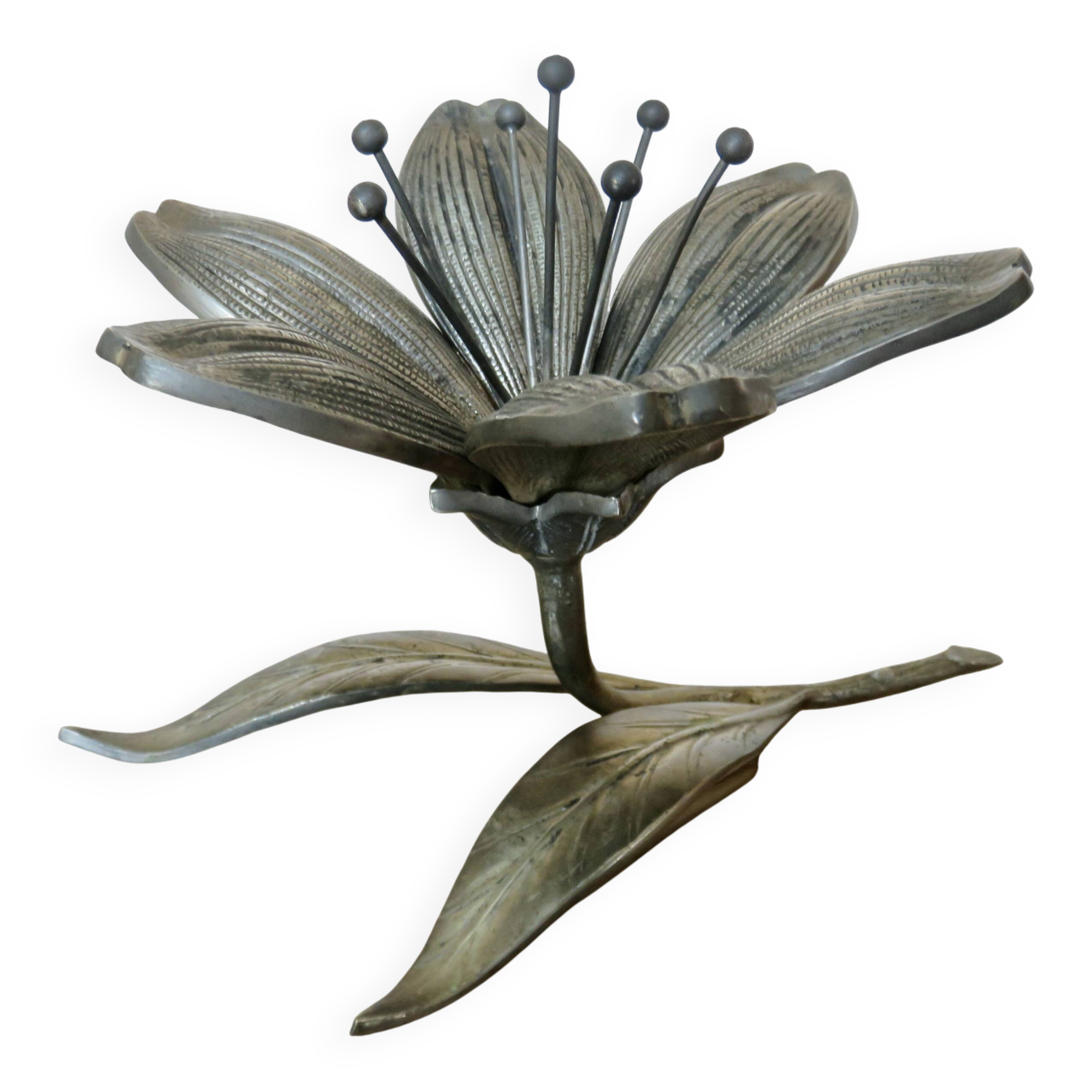 série de 6 cendriers en bronze argenté en forme de fleur vers 196O ou 1970