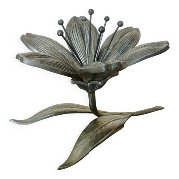 série de 6 cendriers en bronze argenté en forme de fleur vers 196O ou 1970