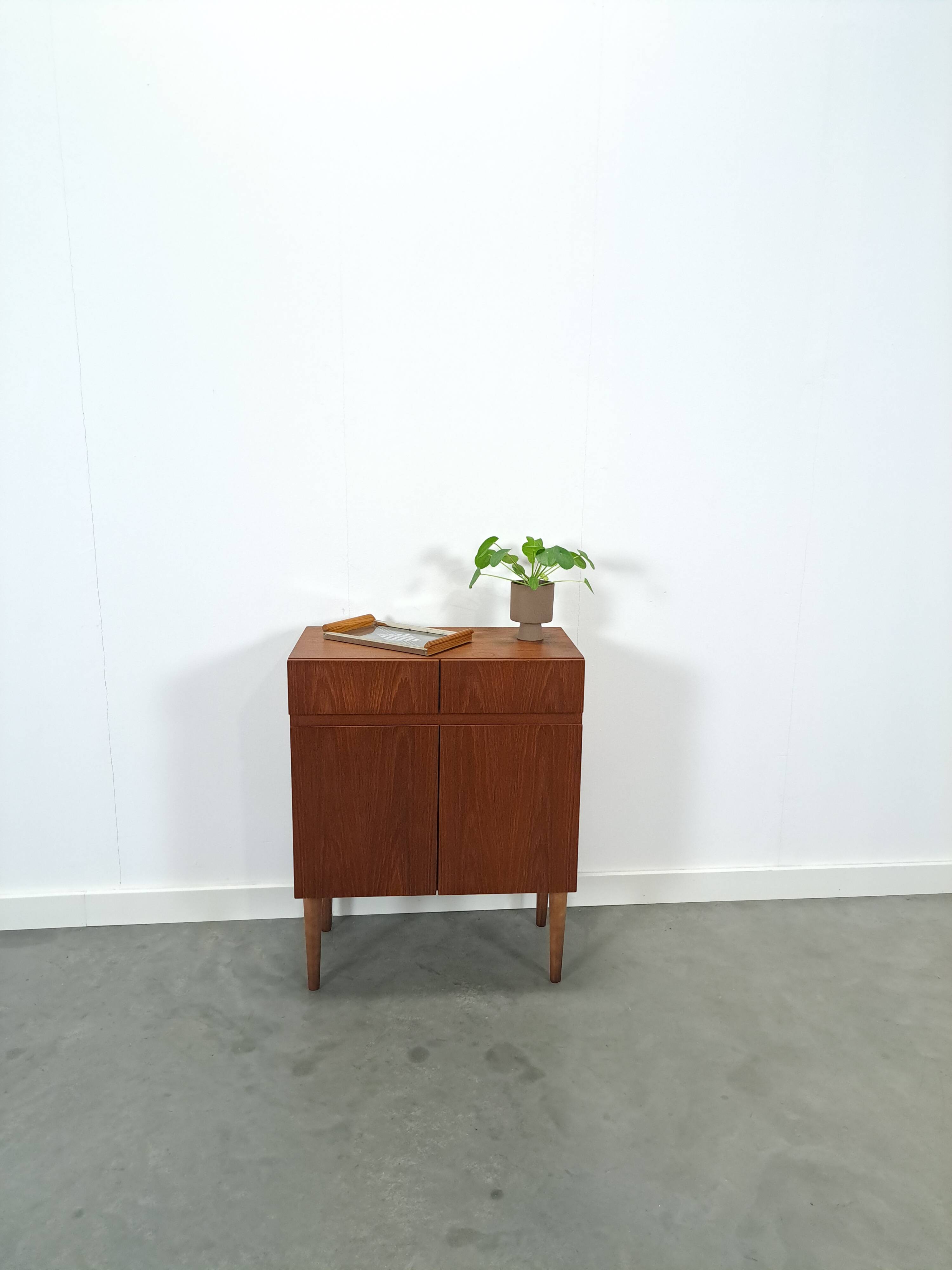 Teck plus fin kastje met lades, nr. 1