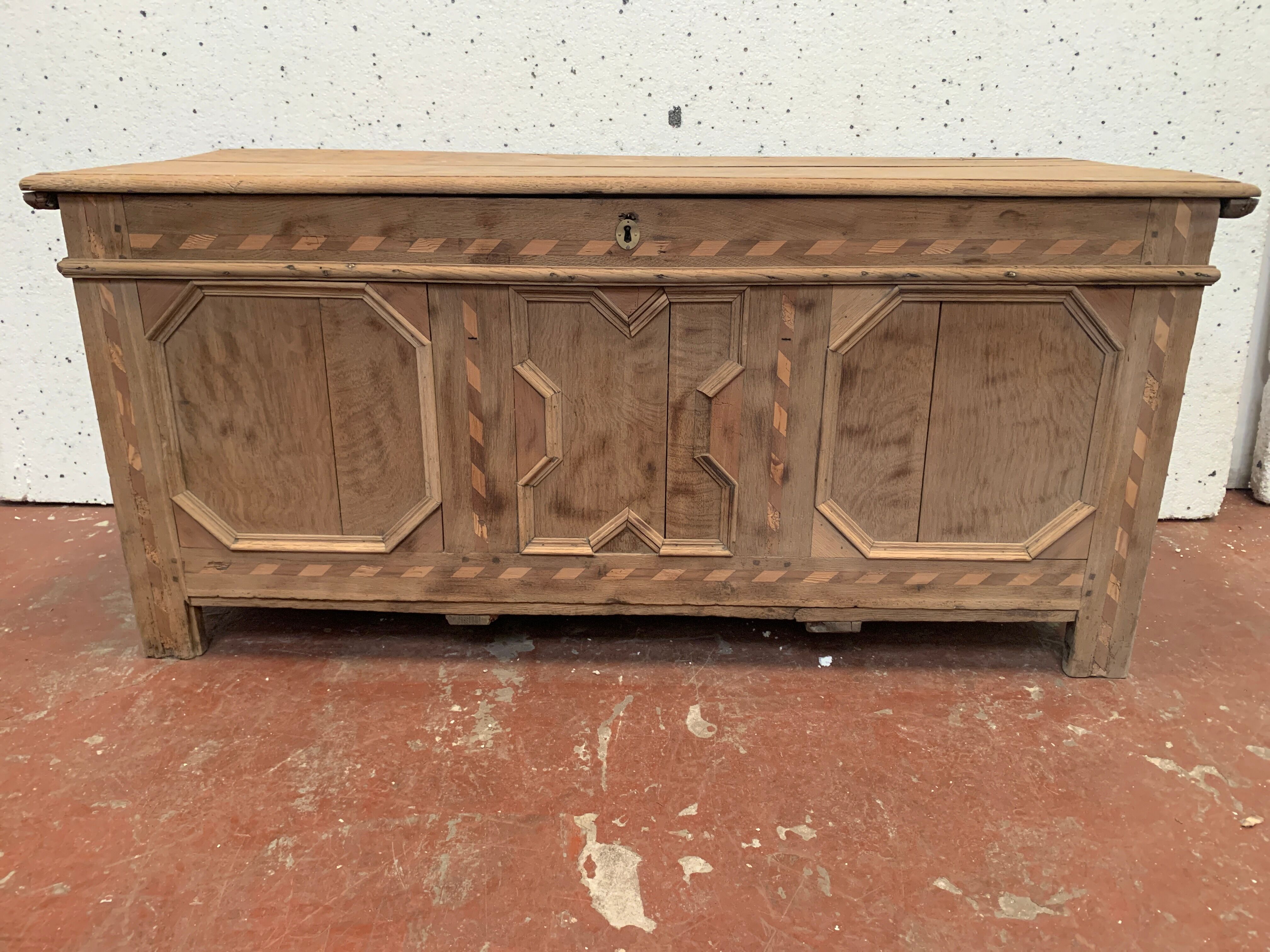 Chest in oak and marquetry of light wood XVIII century