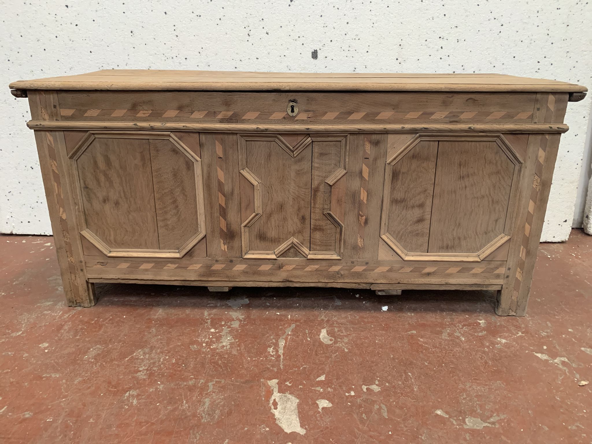 Chest in oak and marquetry of light wood XVIII century