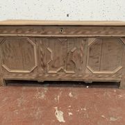 Chest in oak and marquetry of light wood XVIII century