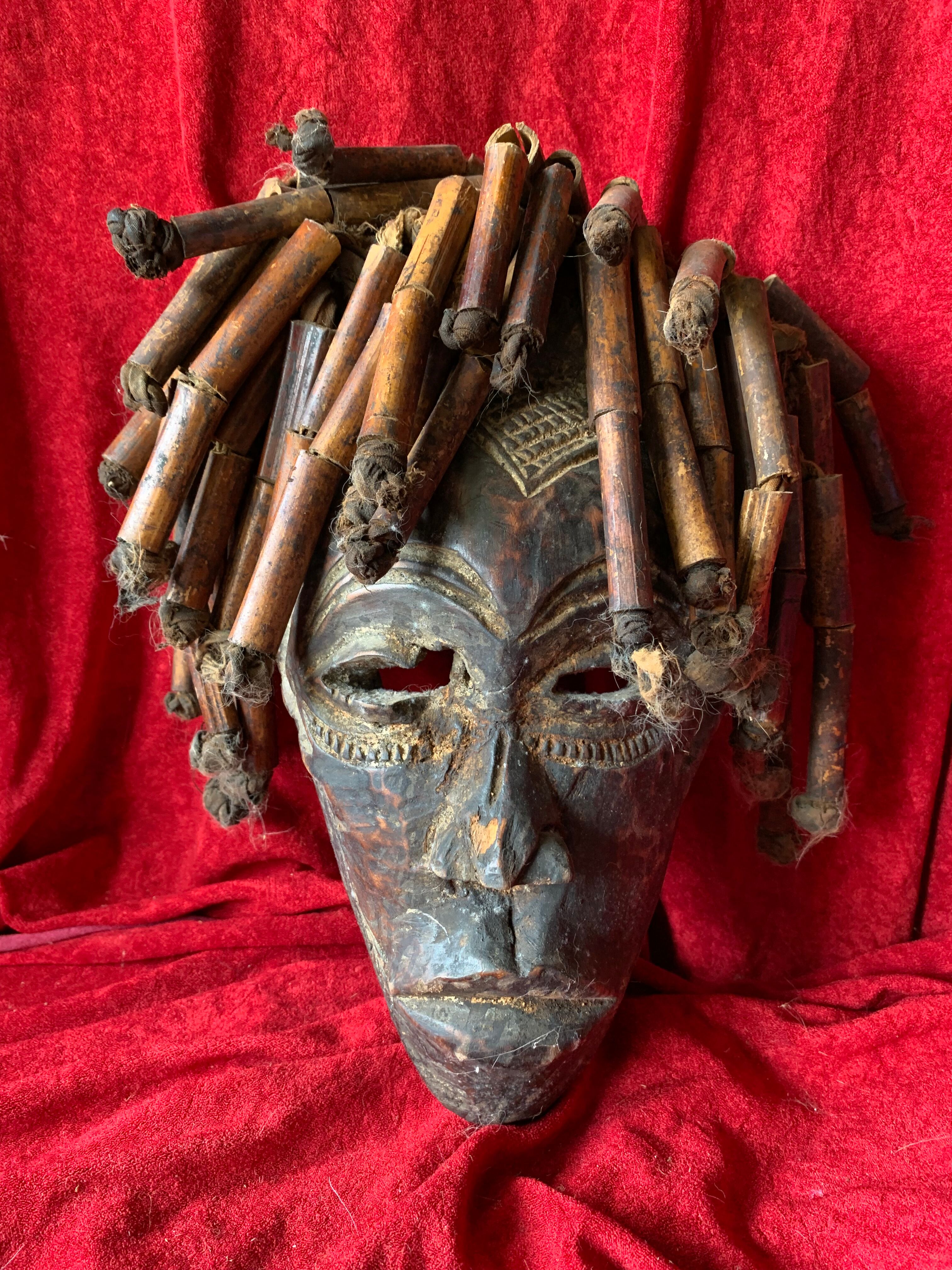 Ancien masque de cérémonie du Congo