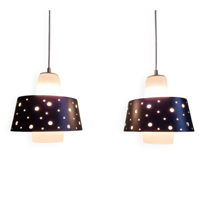 Duo de suspensions scandinaves en opaline blanche et métal laqué noir, 1960