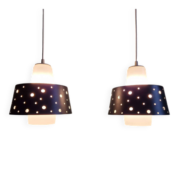 A pair of Scandinavian pendant lights in white opaline and black lacquered metal, 1960.
