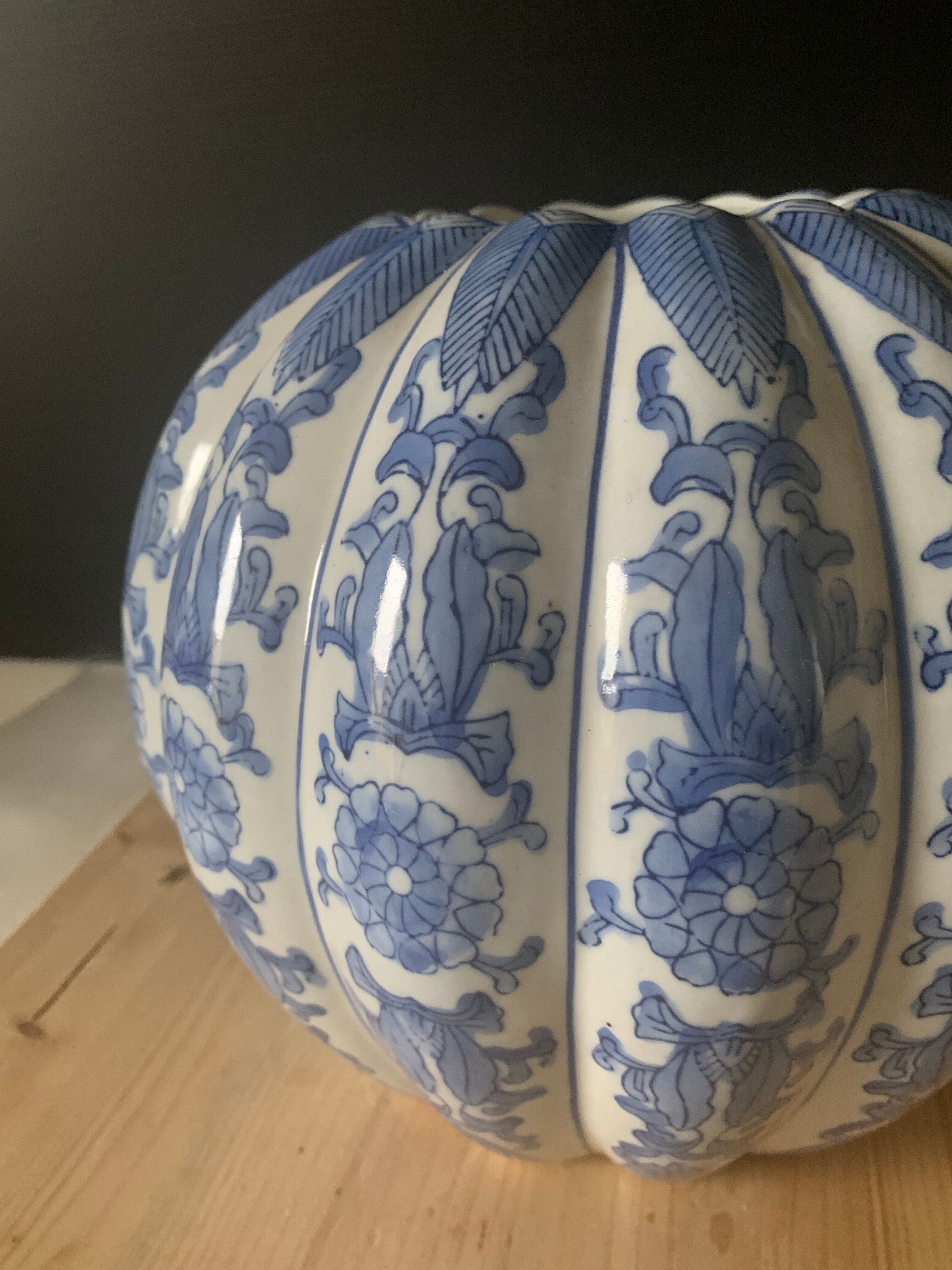 Chinese round vase
