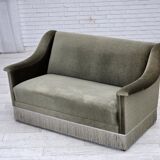 Canapé 2 places danois des années 1970, velours vert, bois de hêtre.