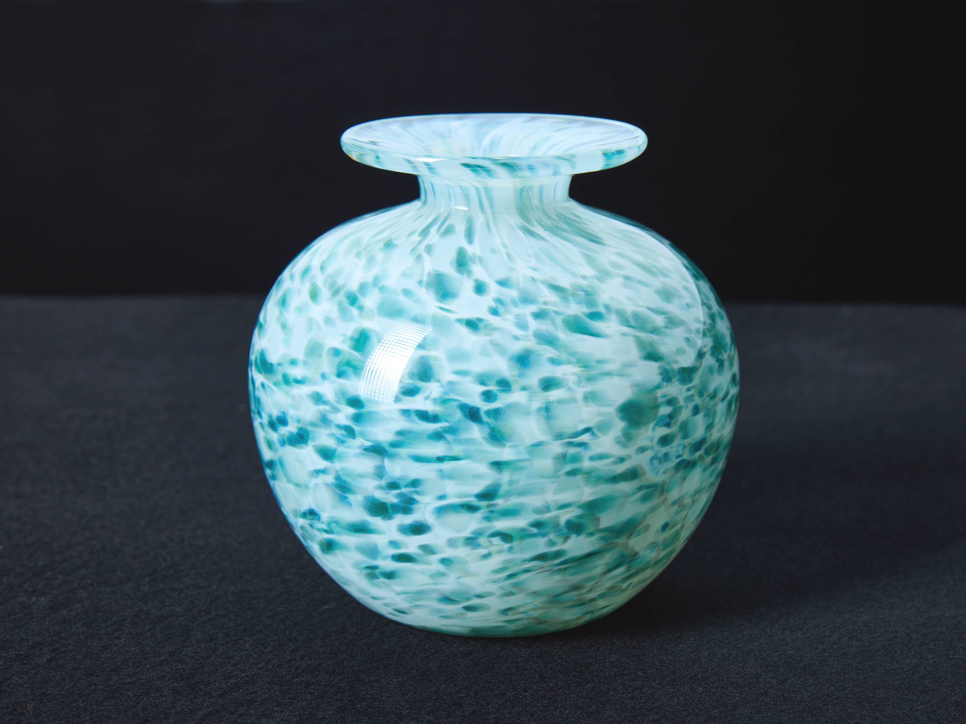 🌊 Speckled blue-green blown glass vase — vintage style