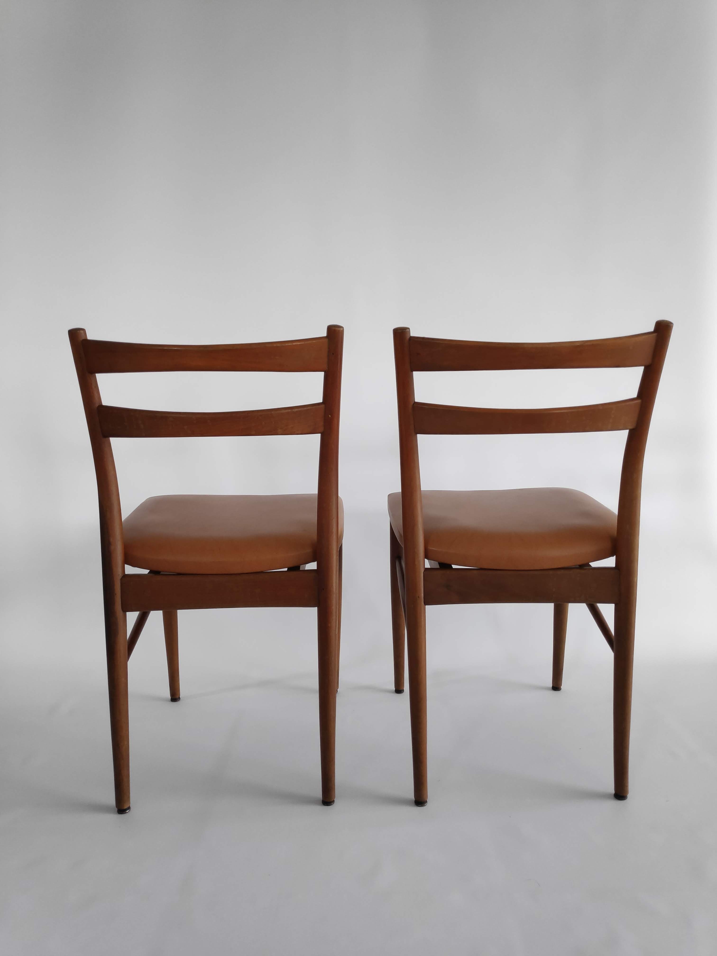 Paire de chaises scandinaves vintage des années 60 en bois et skaï