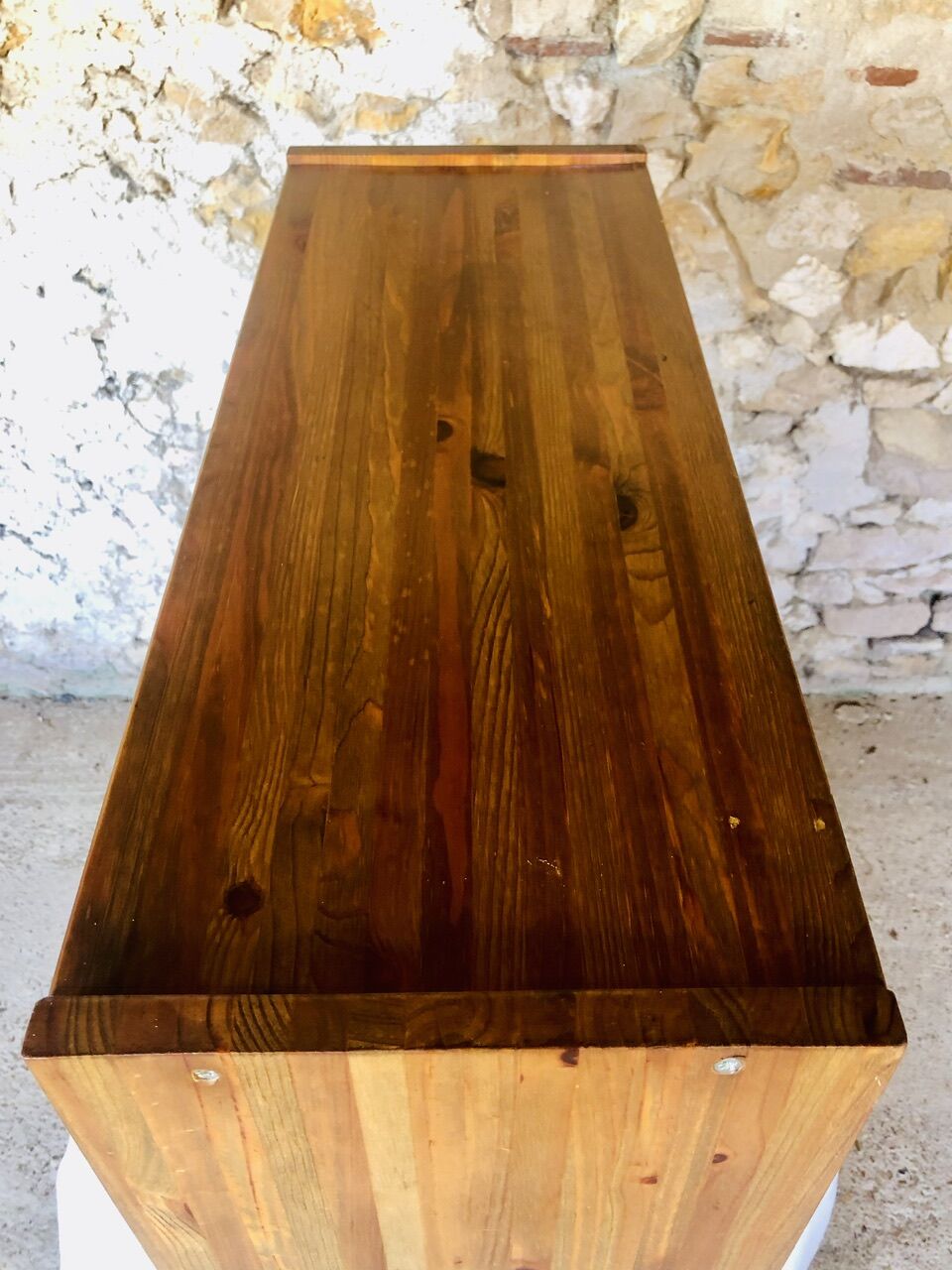 Étagère murale vintage avec portes coulissantes en plexiglass