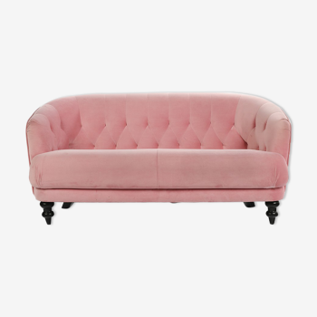 Pink design sofa from the tray of "I love you etc.".