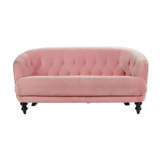 Pink design sofa from the tray of "I love you etc.".