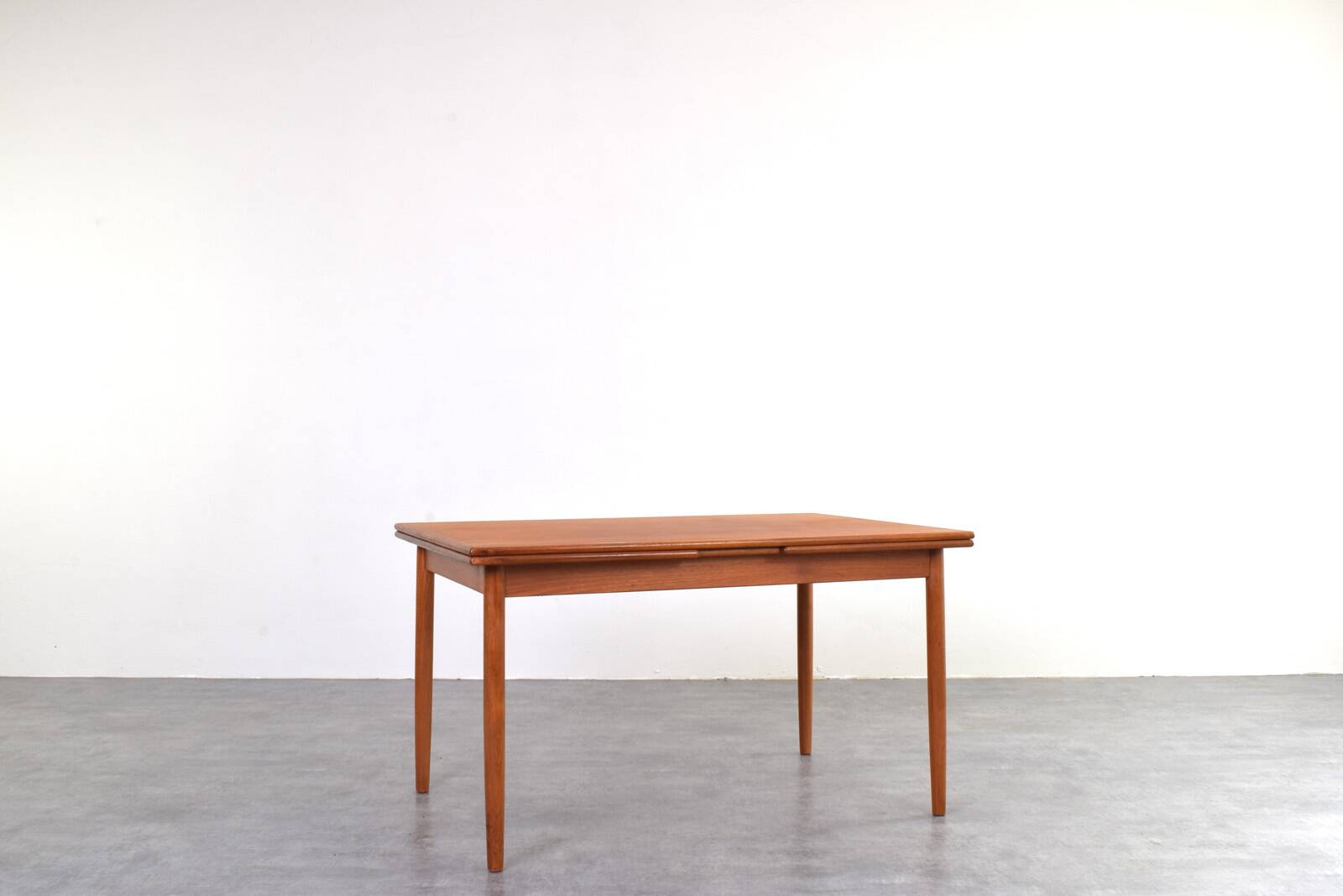 Table à manger extensible en teck danois des années 1960.