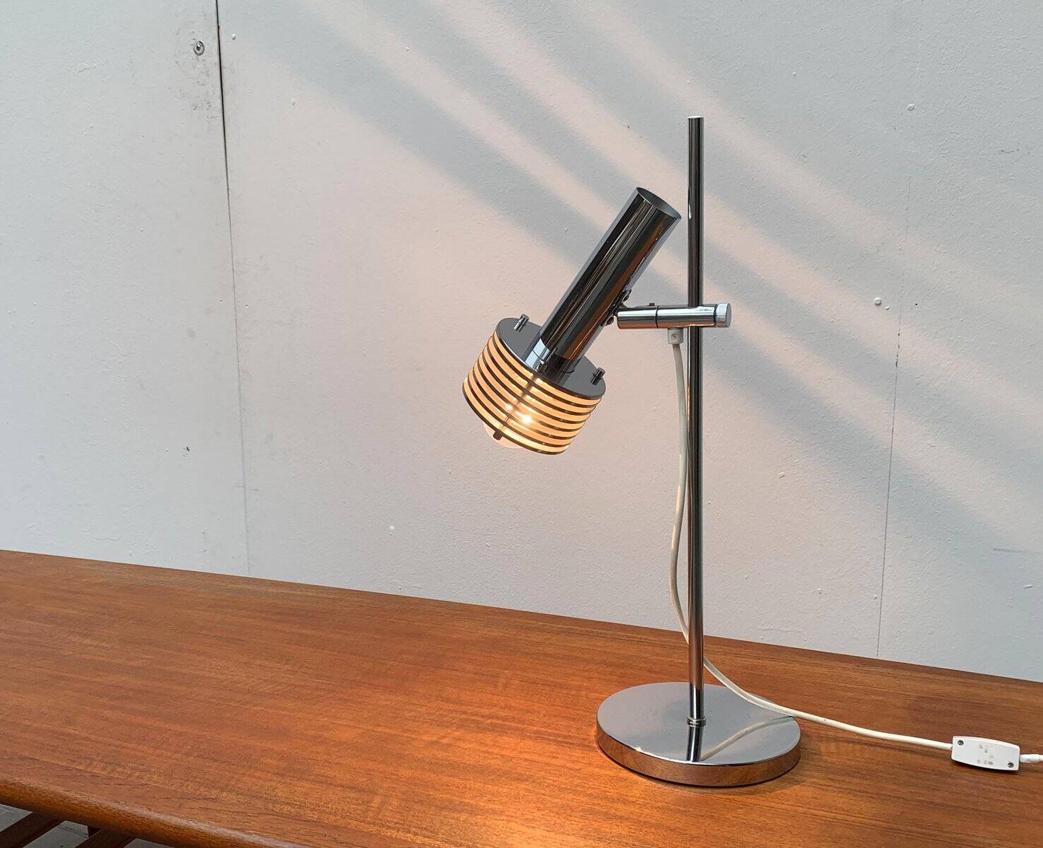 Lampe de table à lames chromées de l’ère spatiale