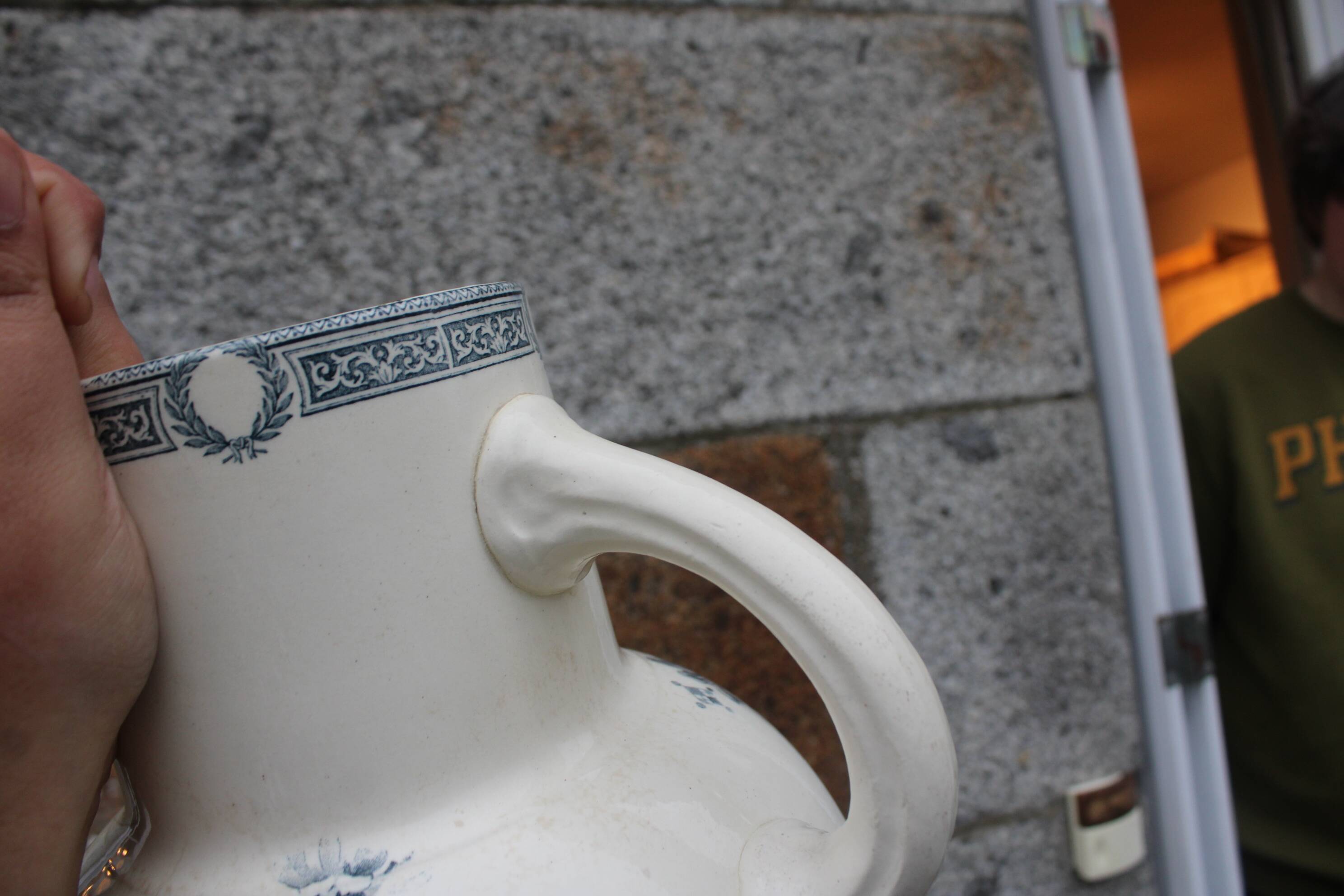 Broc de toilette ancien en faïence Terre de Fer – Salins – décor Marguerite