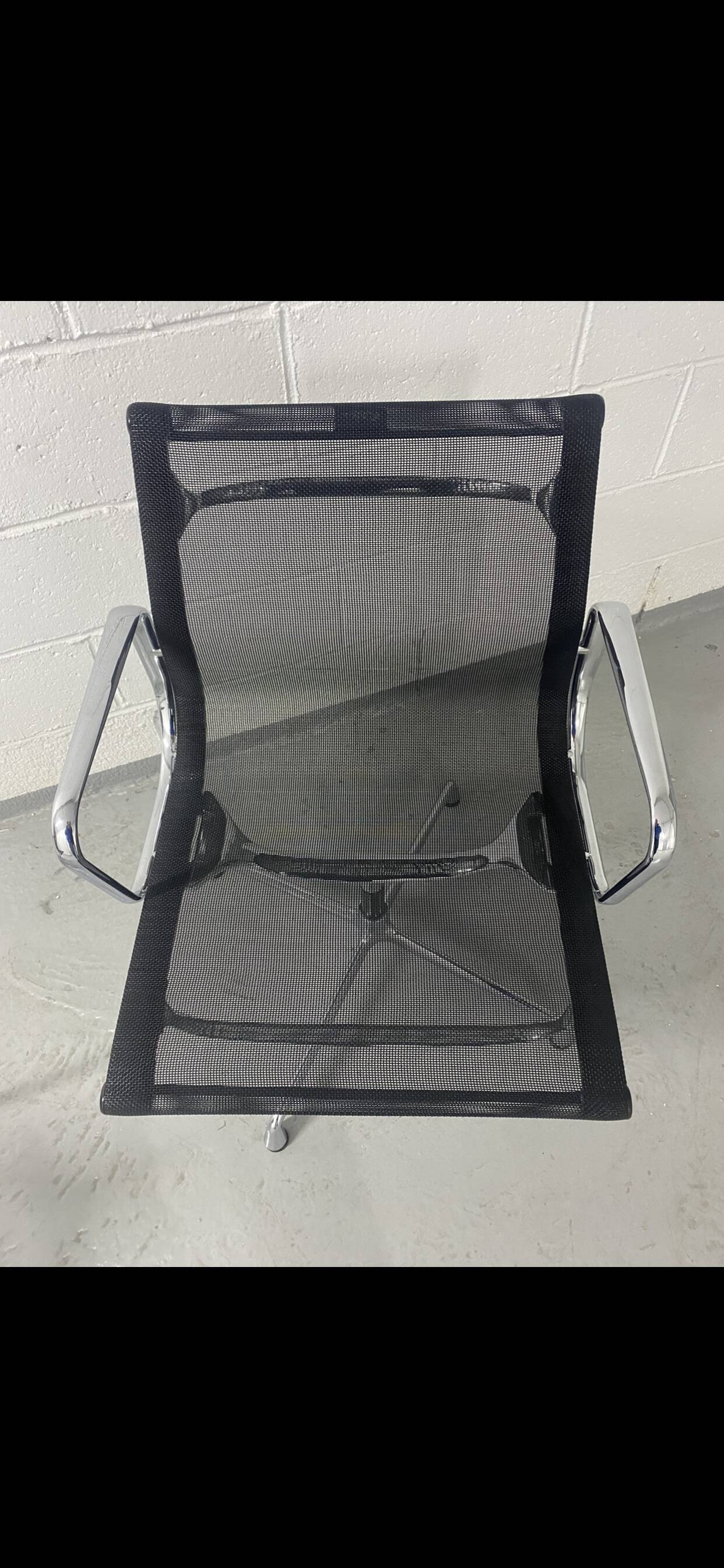 Armchair EA108 charles and Ray Eames Vitra