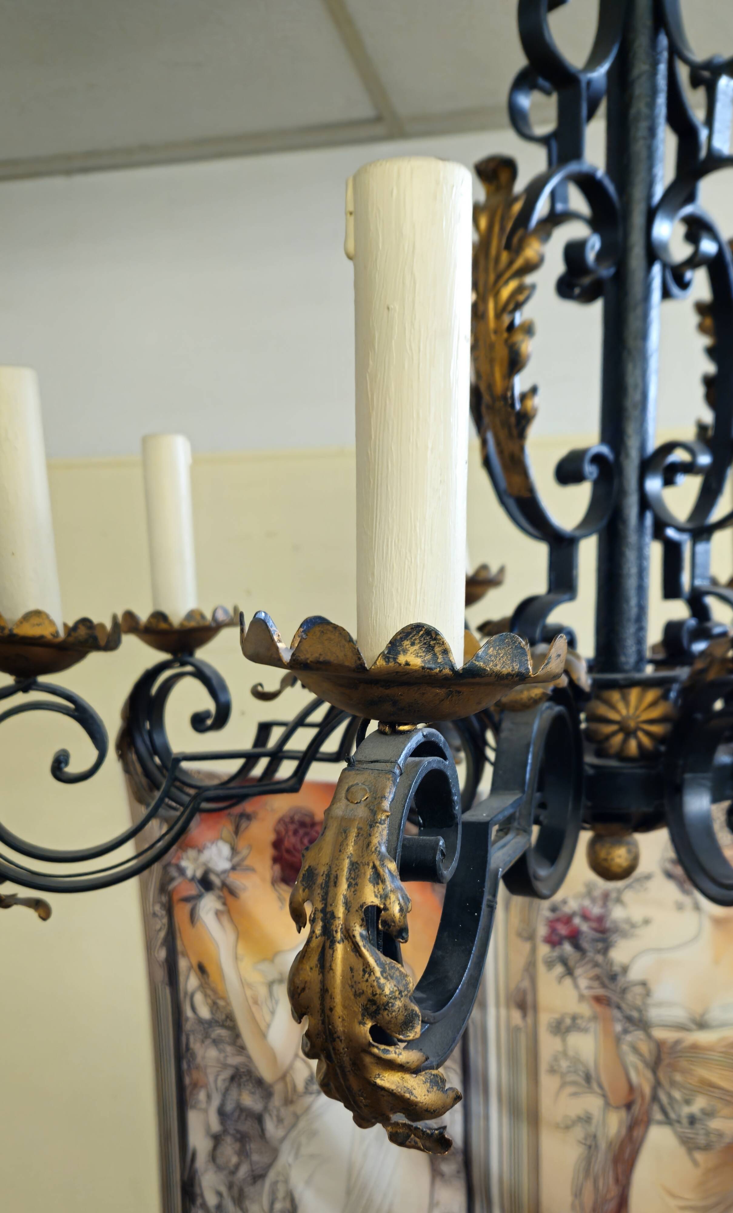 Black and gold patinated wrought iron chandelier – 10 lights – Louis XIV style