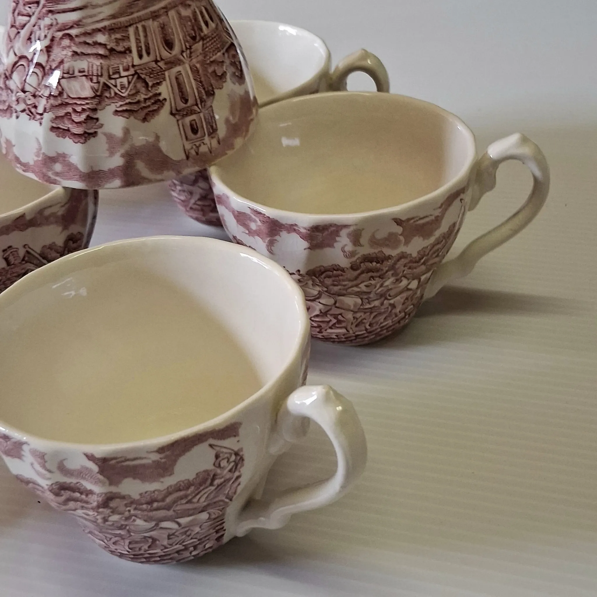Set of 7 English espresso cups in very good condition.