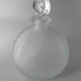 Flacon lalique dans la nuit, en verre dépoli, forme boule