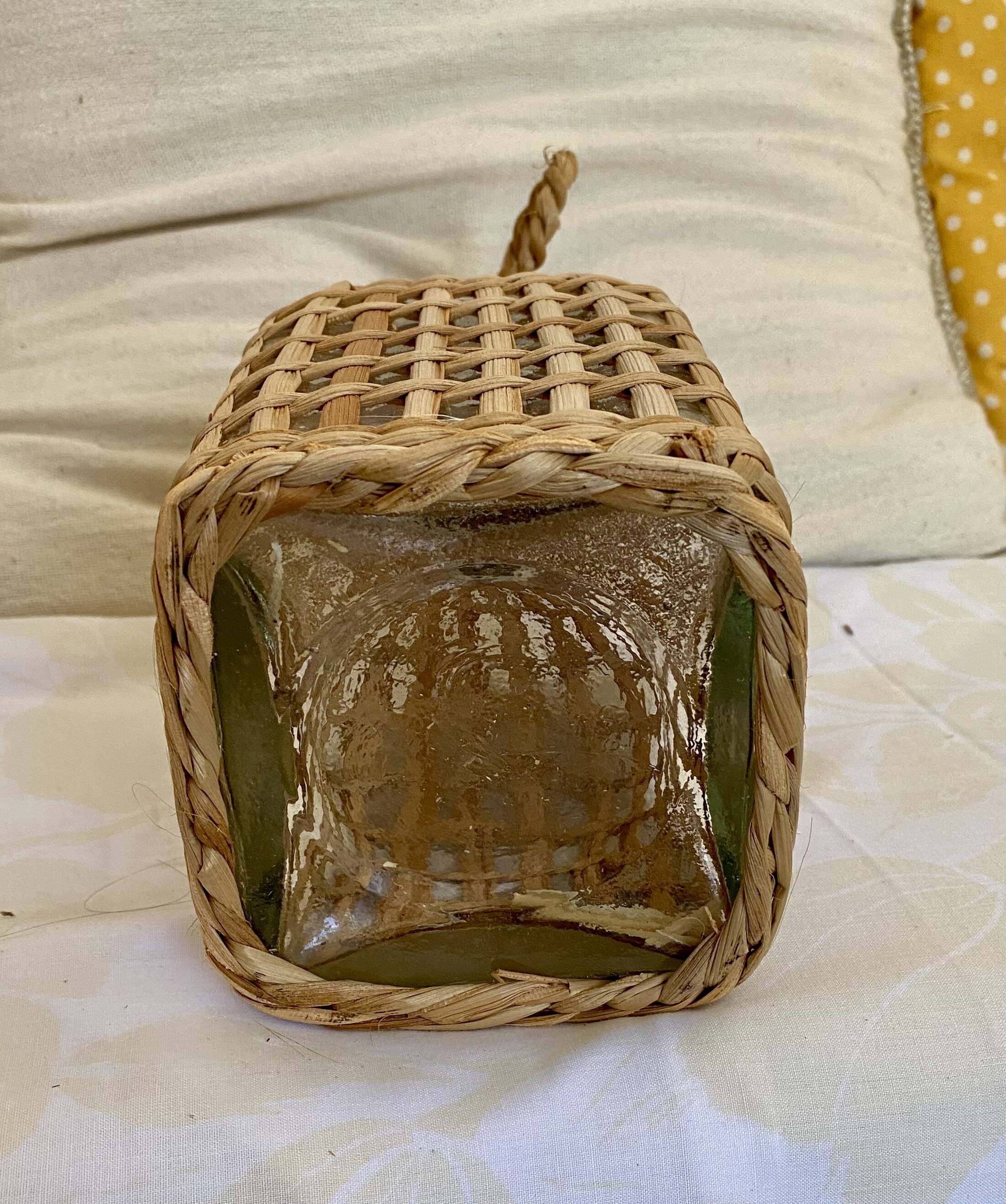 Bouteille en verre et osier