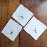 3 carrés de tissu brodés main fleurs myosotis