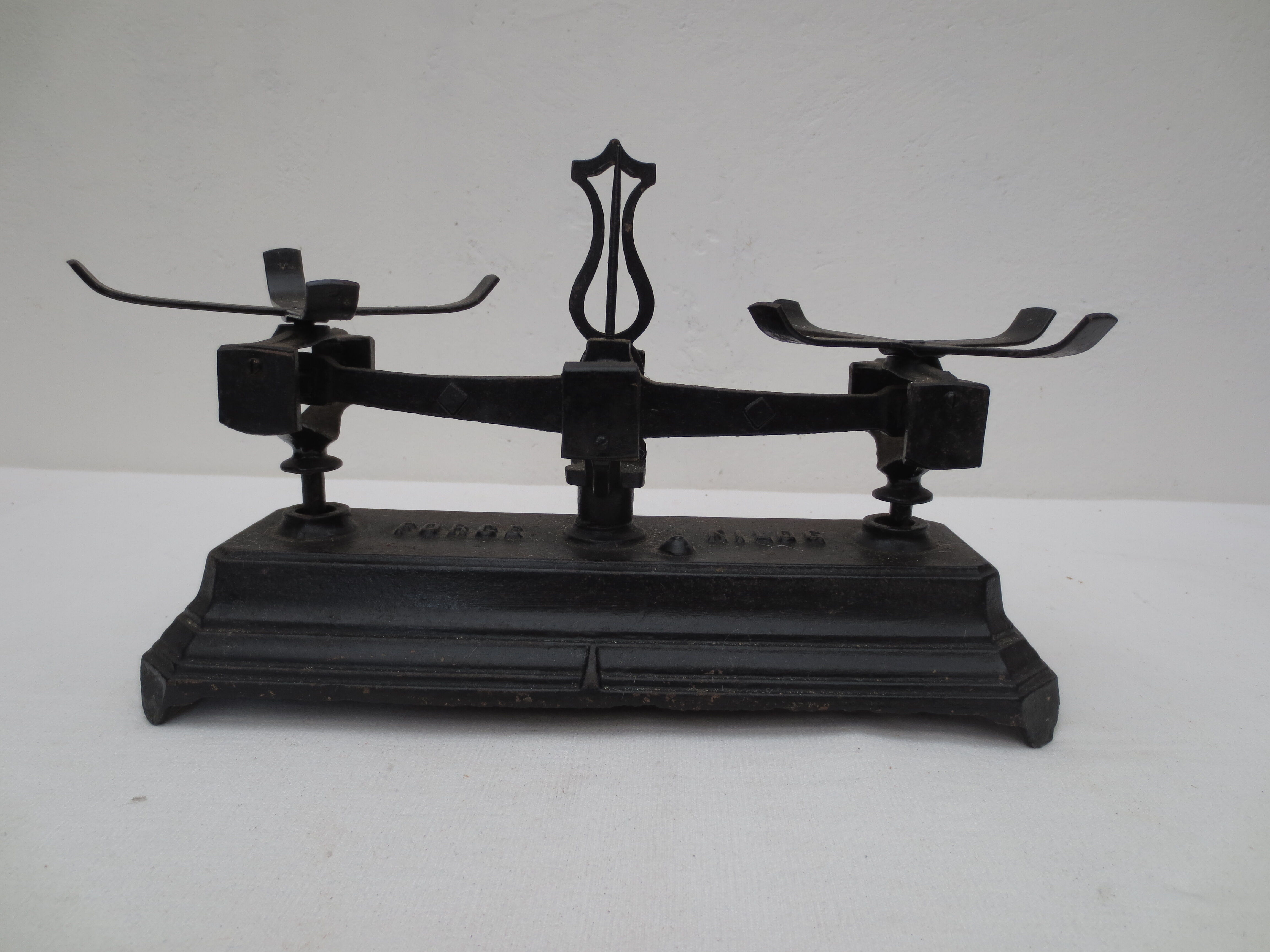 Scale old type roberval force 1 kg