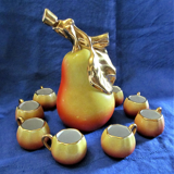 8 tasses et une bouteille en forme de poire 1960