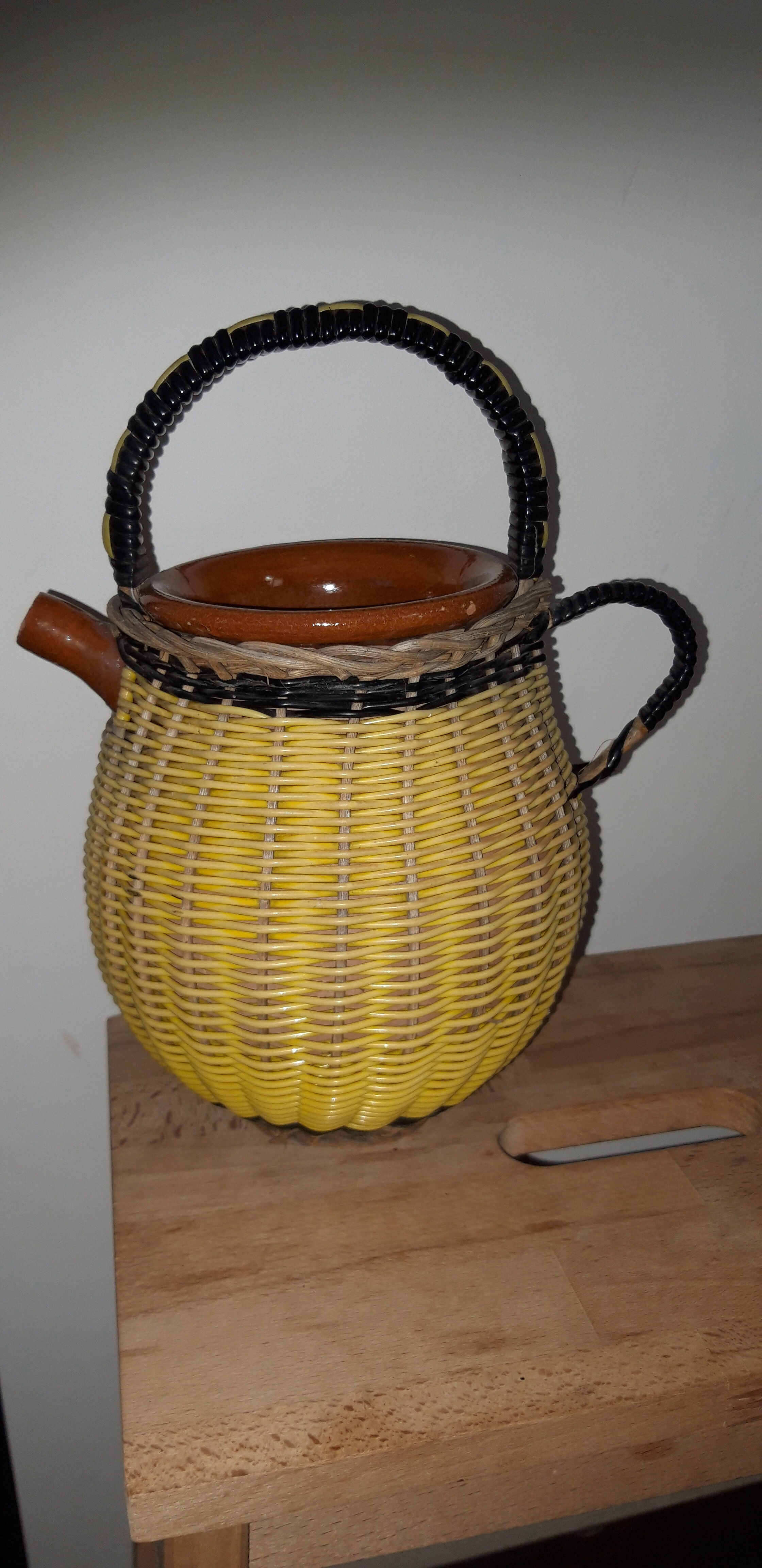 Sandstone and scoubidou potiche