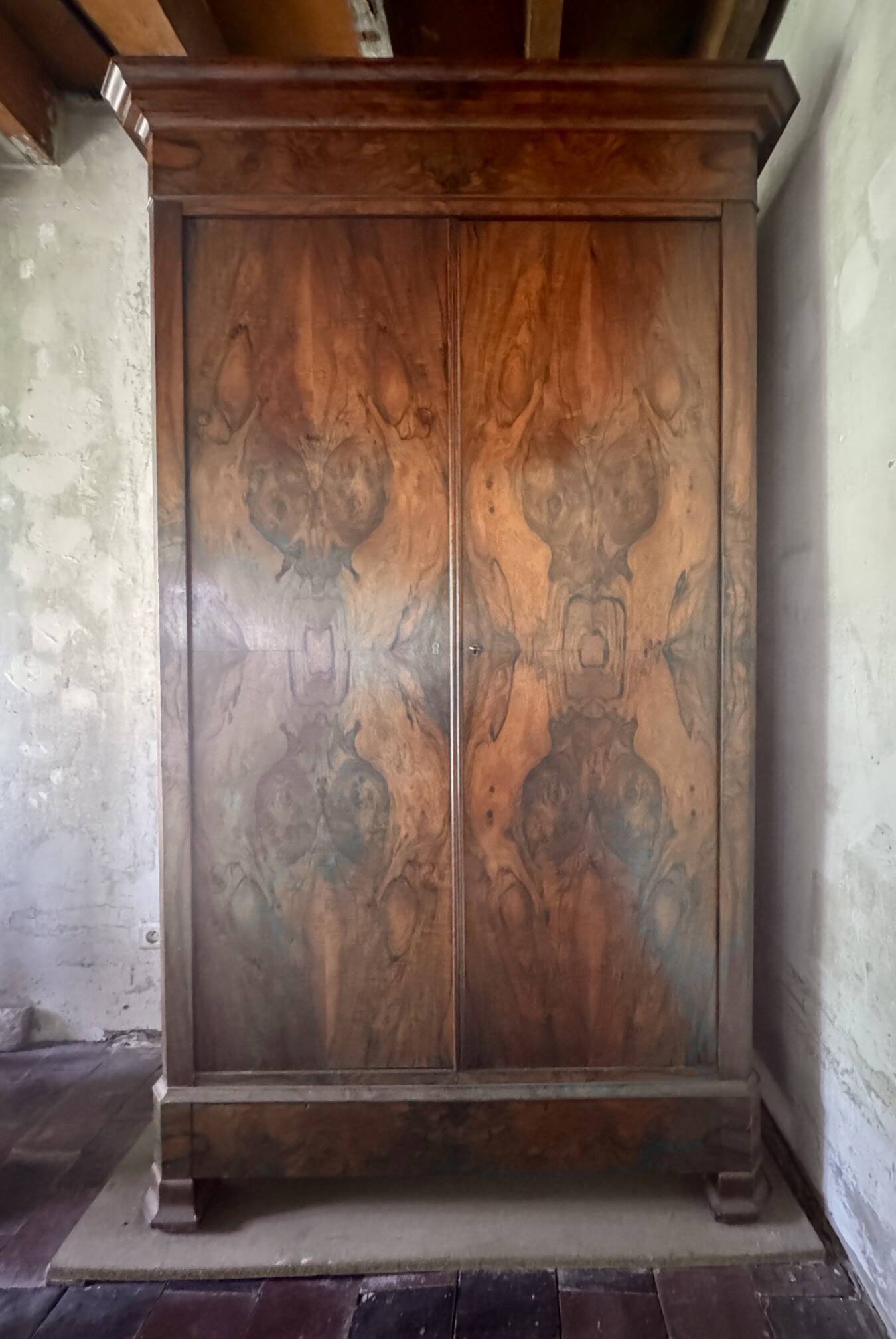 Antique Louis-Philippe wardrobe in walnut burl
