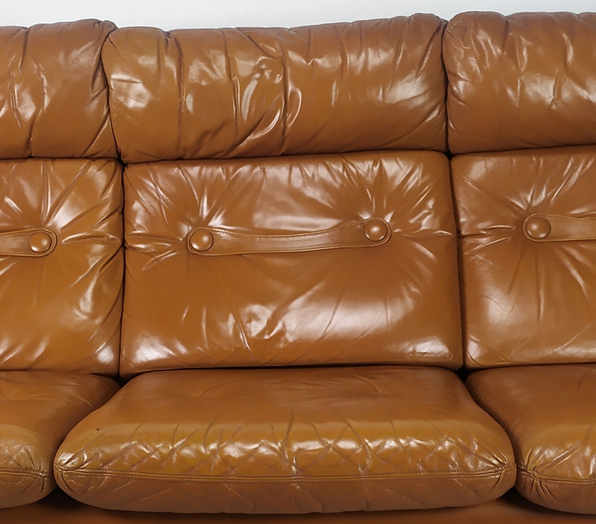 Canapé cuir fauve scandinave