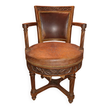 Fauteuil ancien pivotant en bois sculpté et cuir patiné – style néo-Renaissance