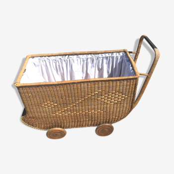 Chariot vintage pour bébés en rotin