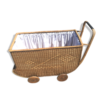 Chariot vintage pour bébés en rotin
