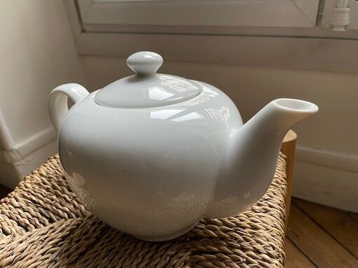 Round teapot in white earthenware, 1 liter