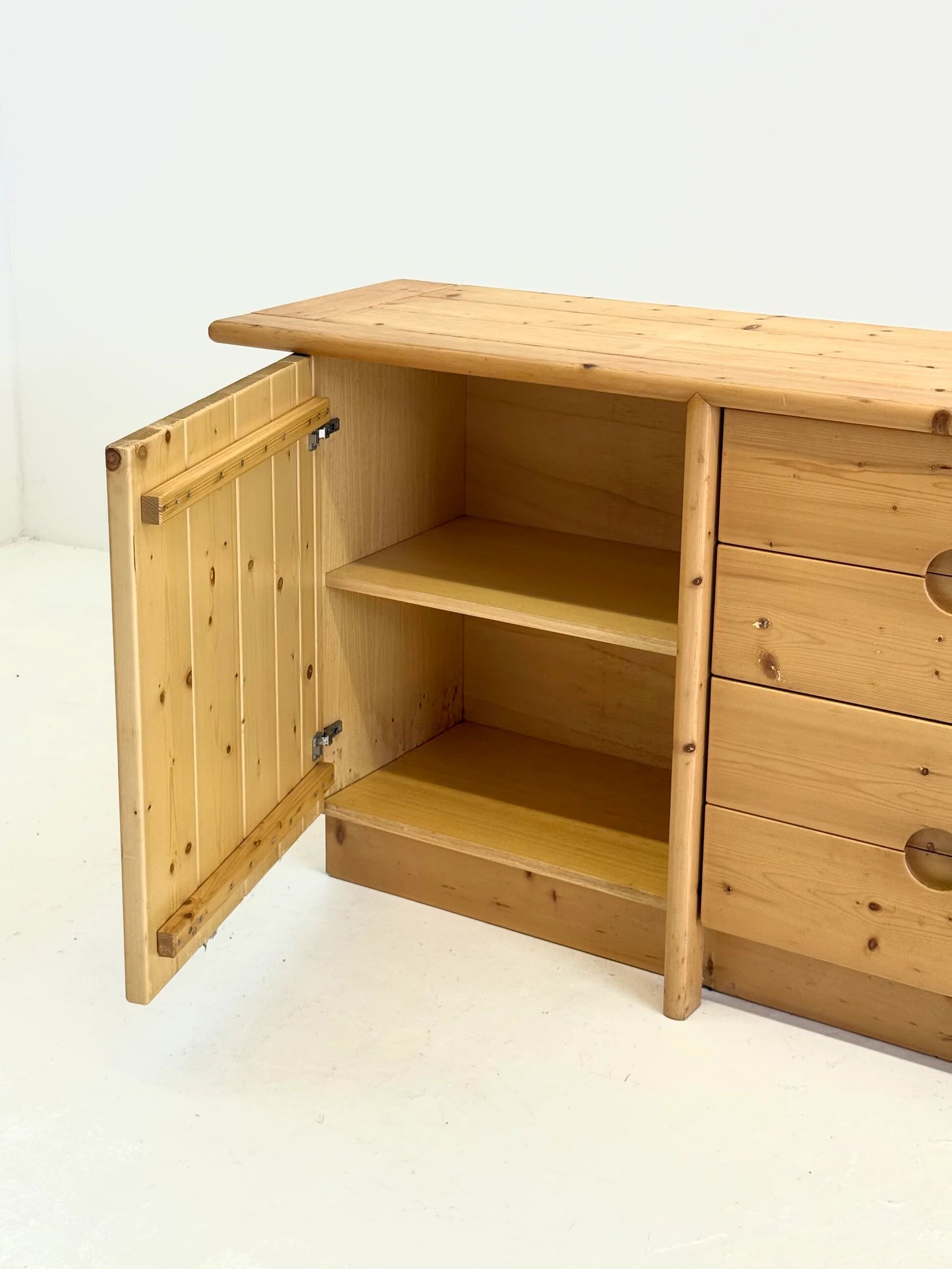 Buffet en pin par Charlotte Perriand pour Les Arcs