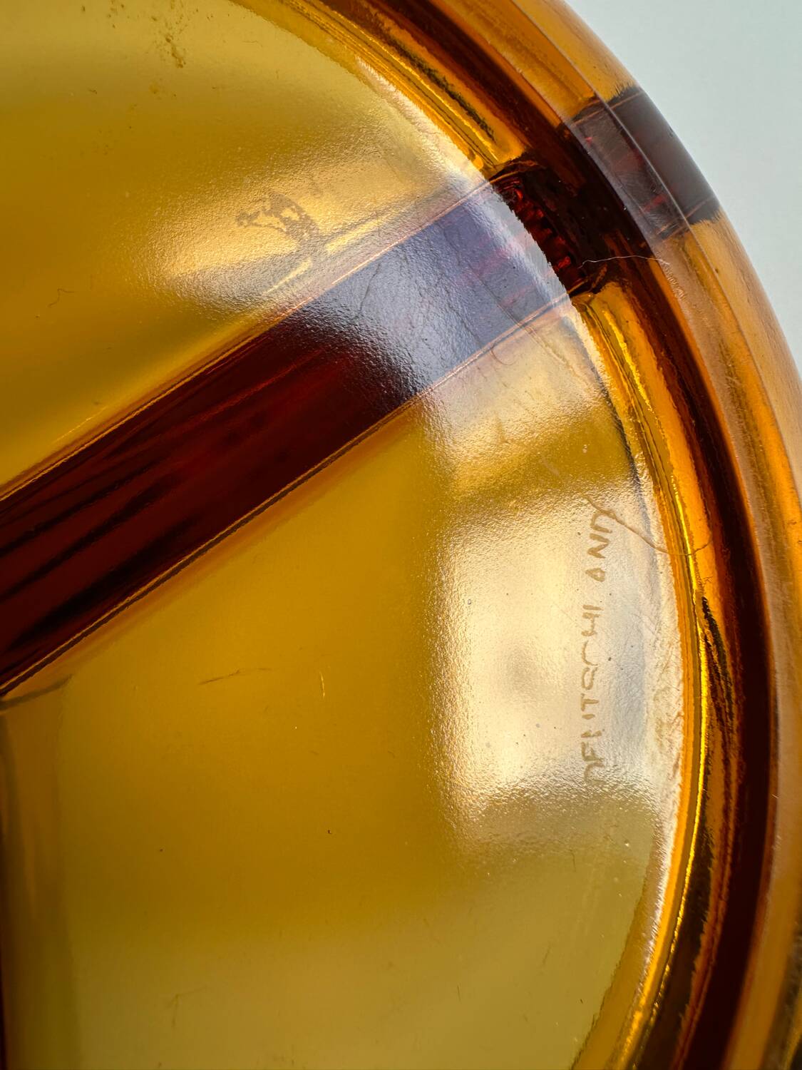 Bol compartimenté en verre ambré, Allemagne