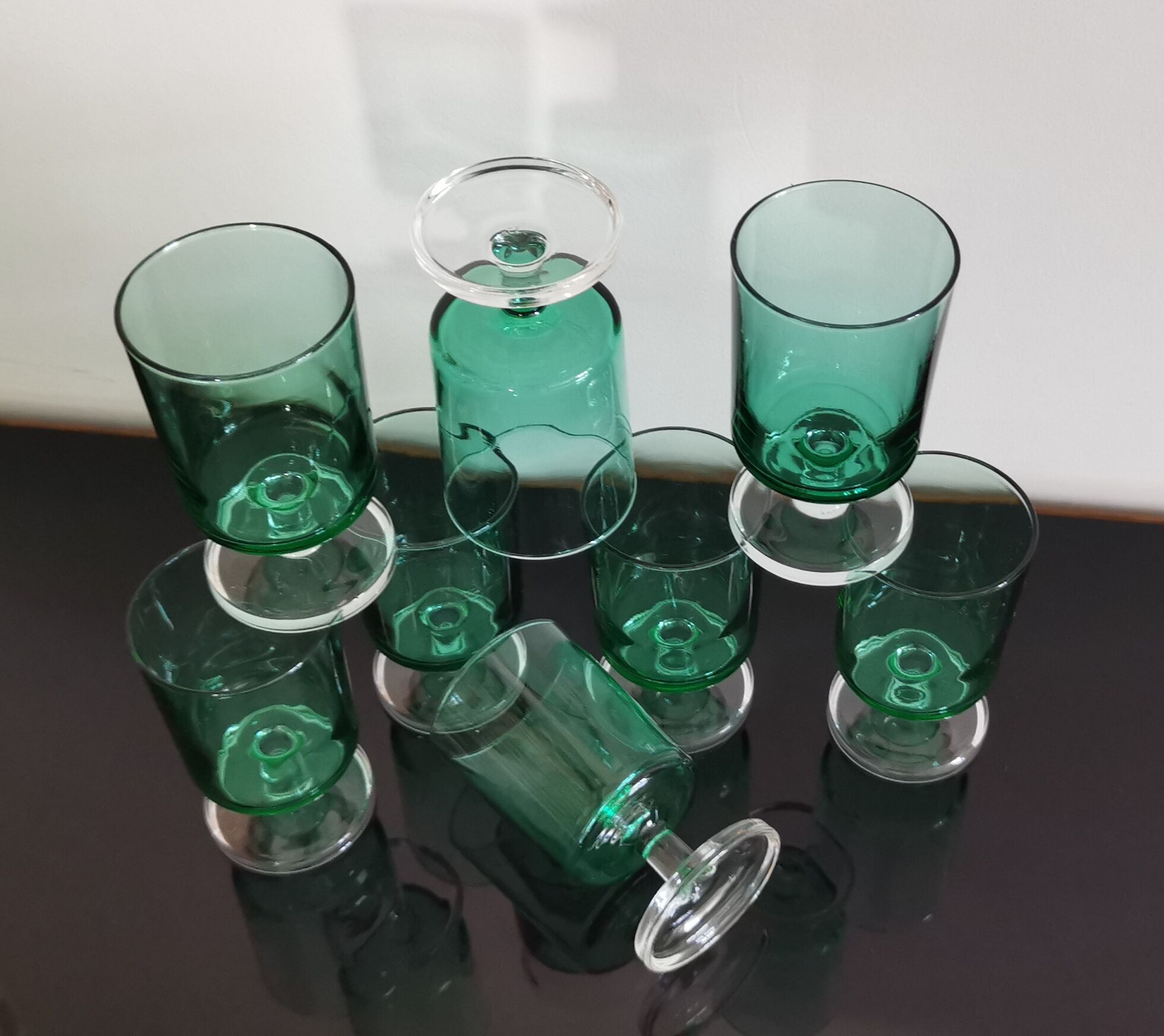 Set of 8 vintage emerald green cavalier luminarc wine glasses