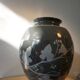 Vase noir a decor vegetal signé Philippe Jacques