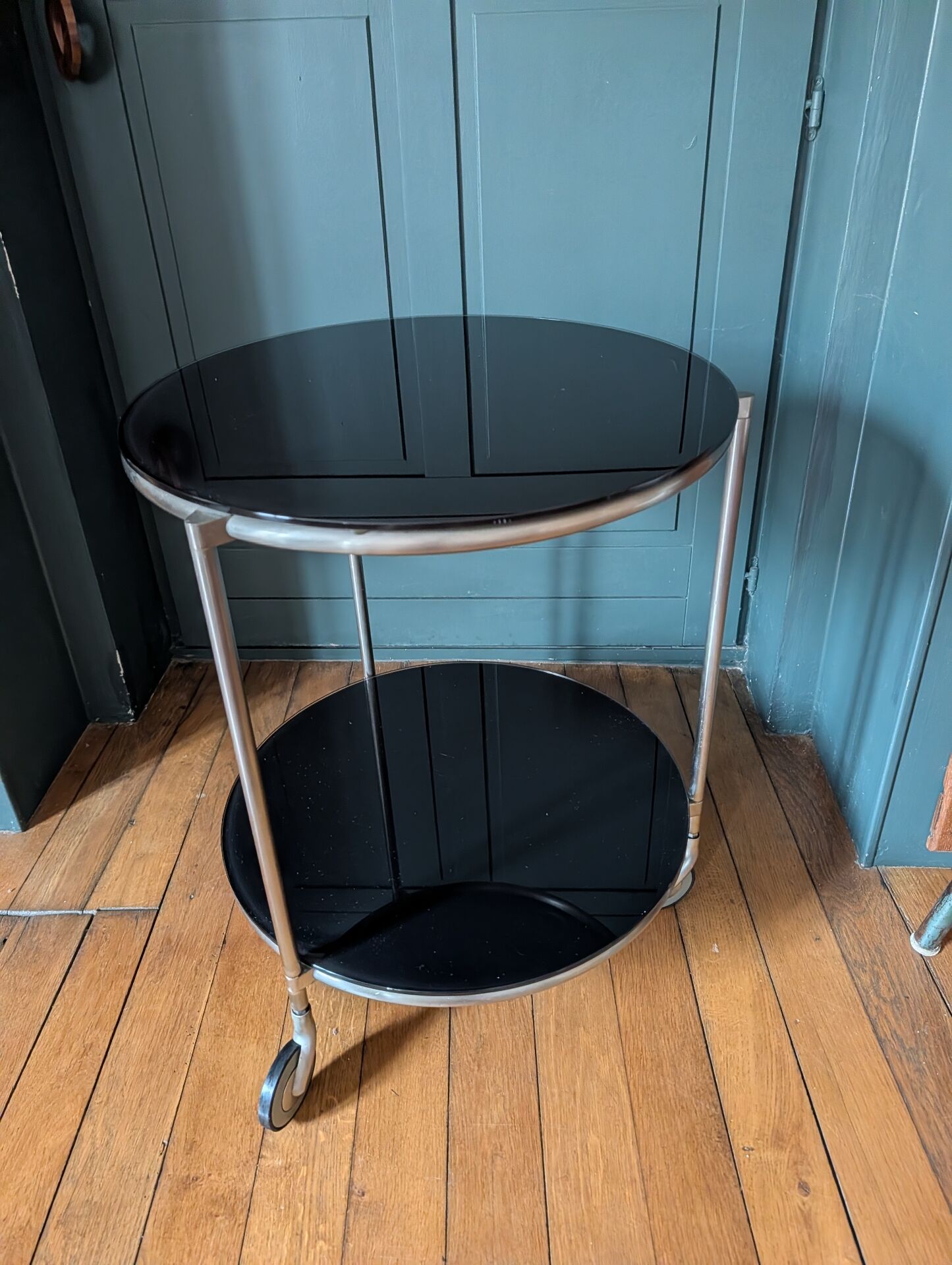Vintage side table on wheels – black glass top