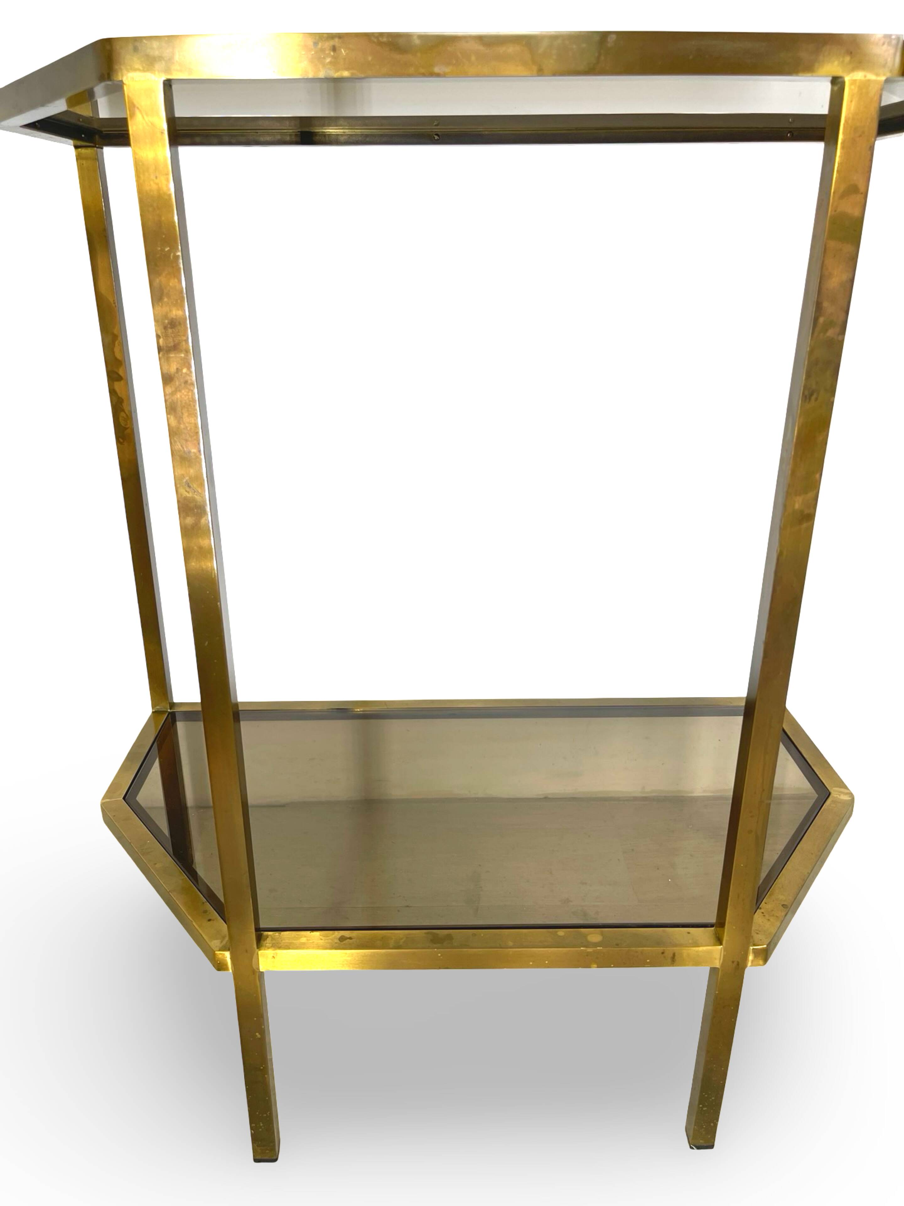 Table d'appoint italienne demi-hexagonale en laiton des années 1970.