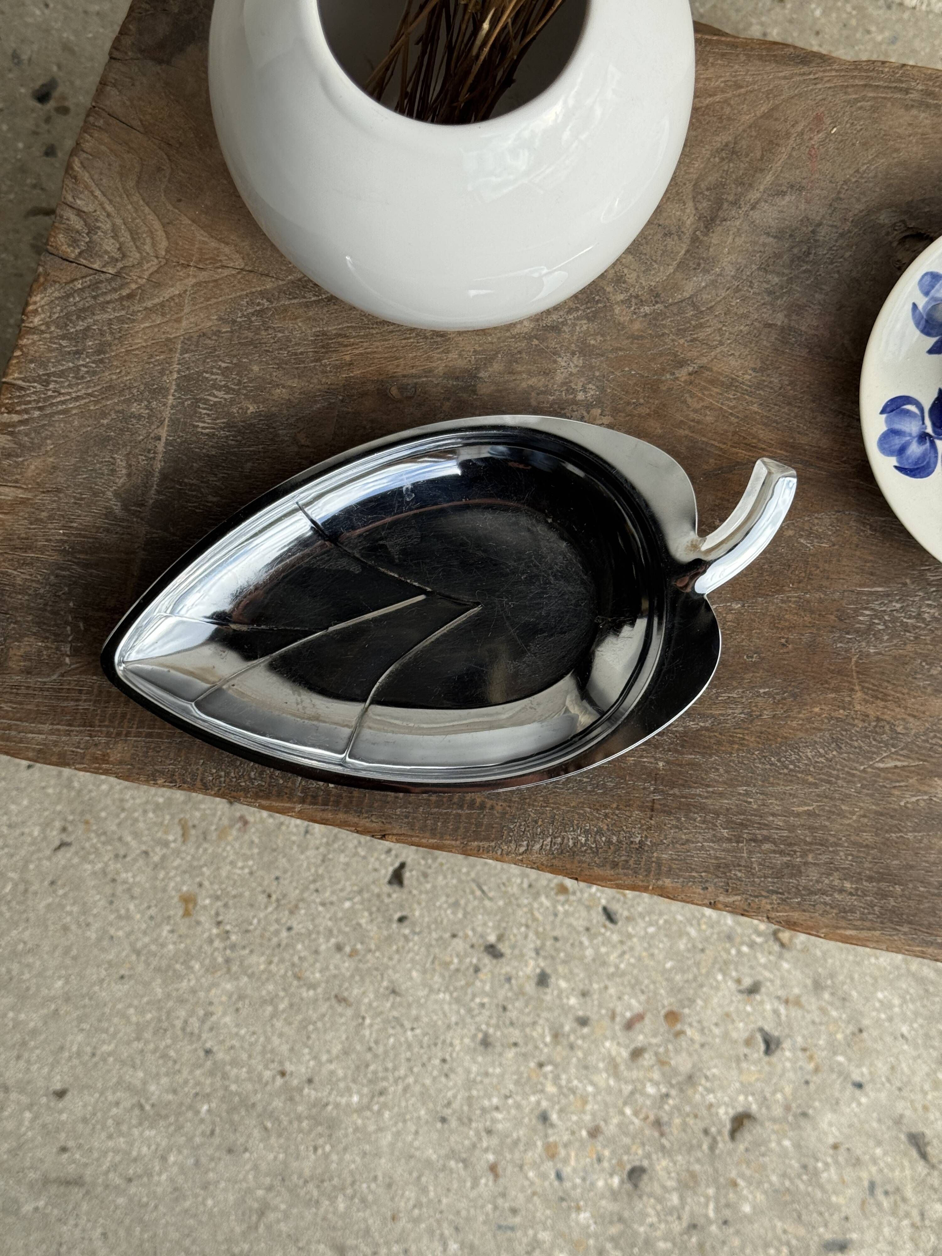 Pair of silver-plated bowls in the shape of a stylised leaf 11.5x22