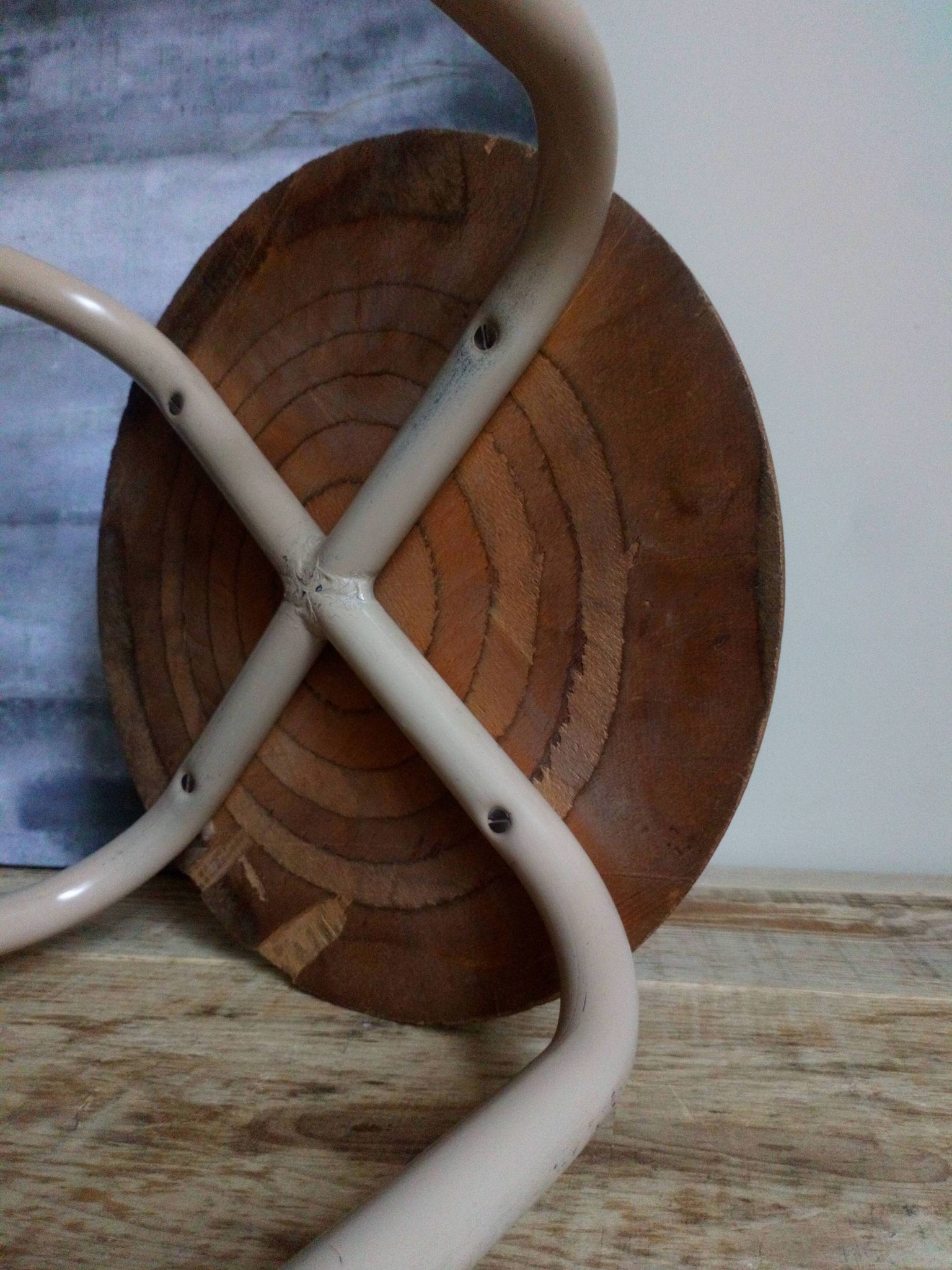 Workshop stool feet in metal tubes