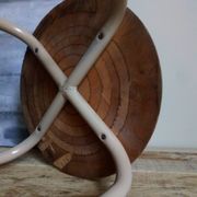 Workshop stool feet in metal tubes