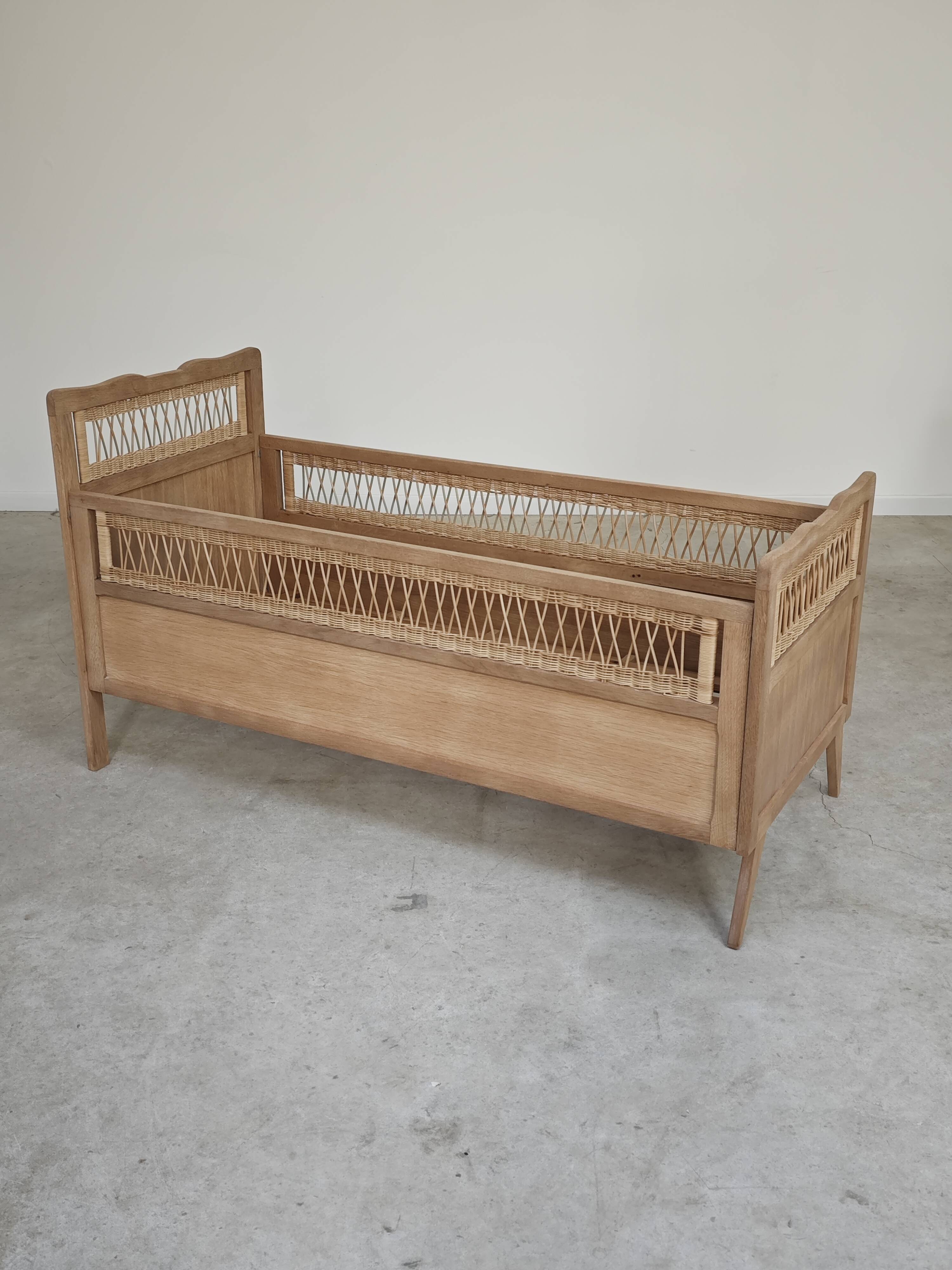 Children's bed in wood and sandblasted rattan from the 1960s.
