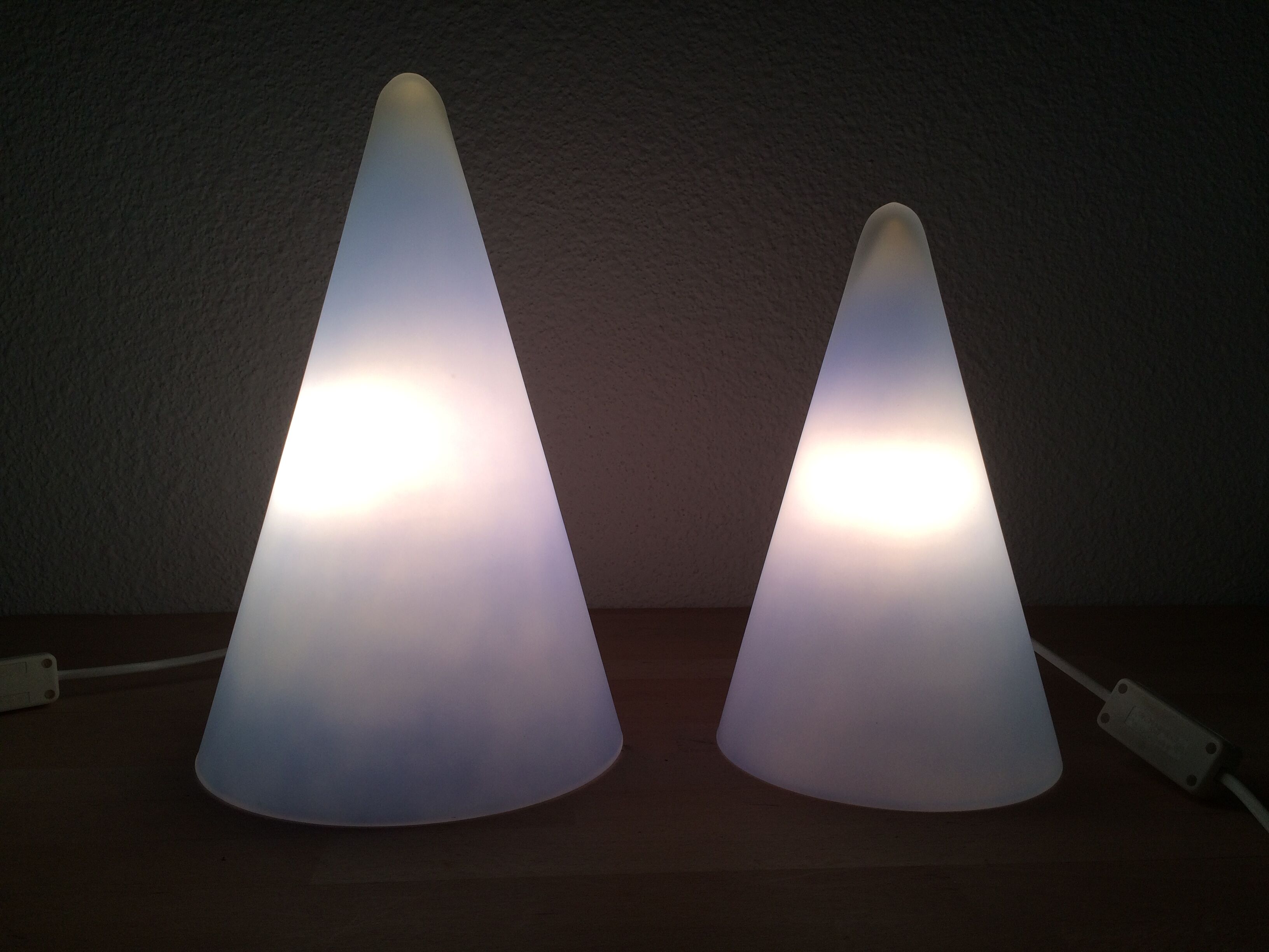 2 lampes coniques Teepee par SCE en verre bleu