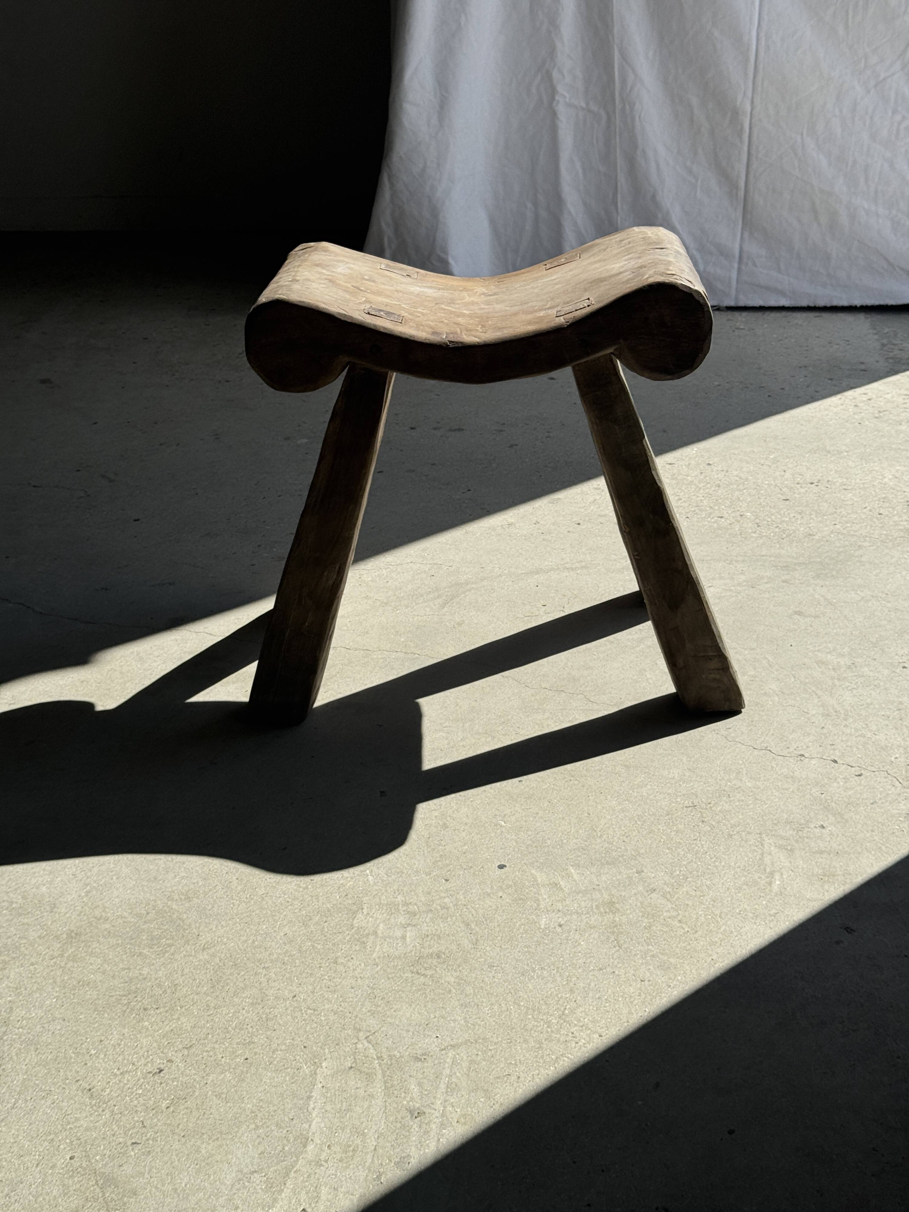 Four-legged stool in antique teak from Indonesia H 50 L 52