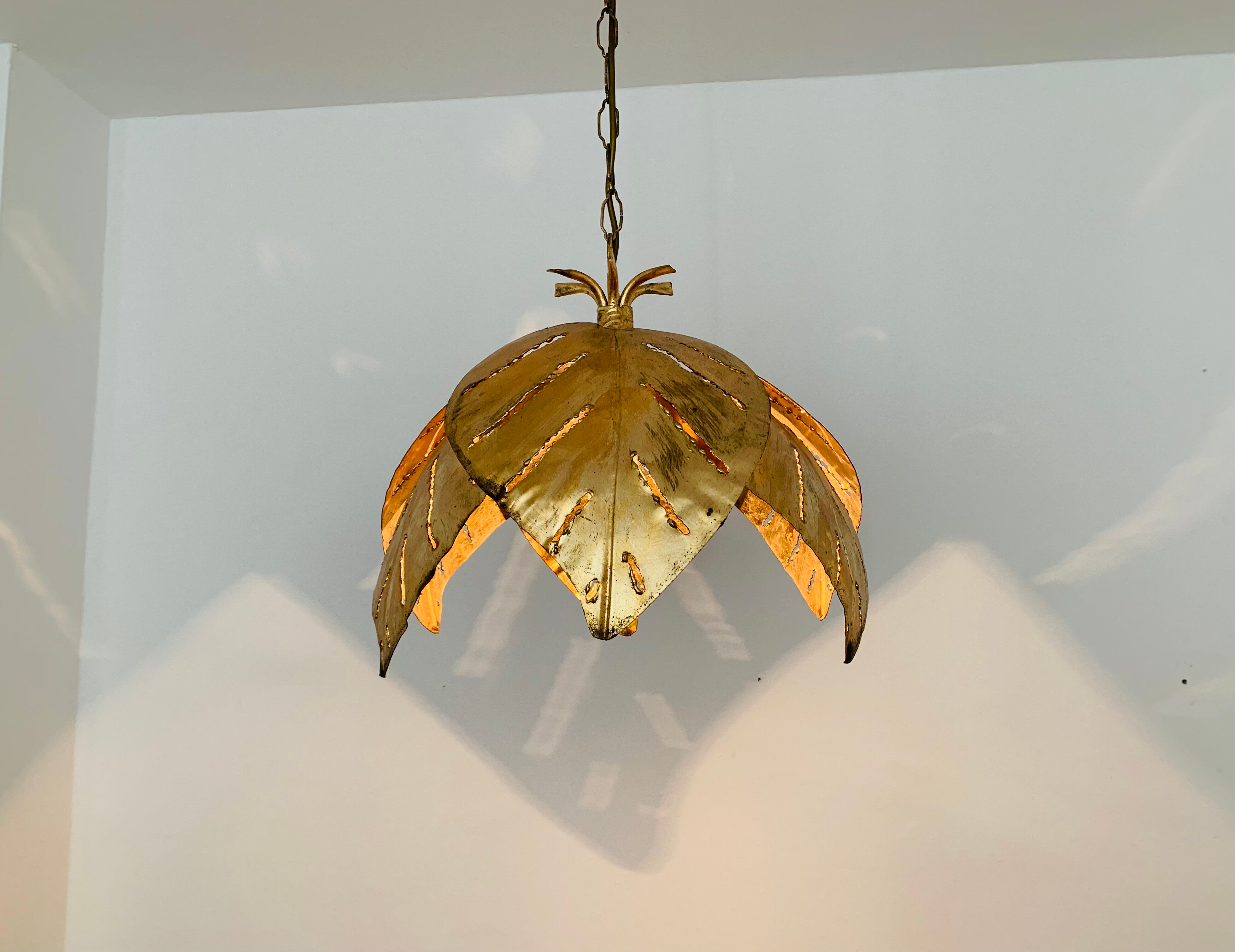 Lustre en feuille de palmier hollywood régence italienne dorée par Hans Kögl