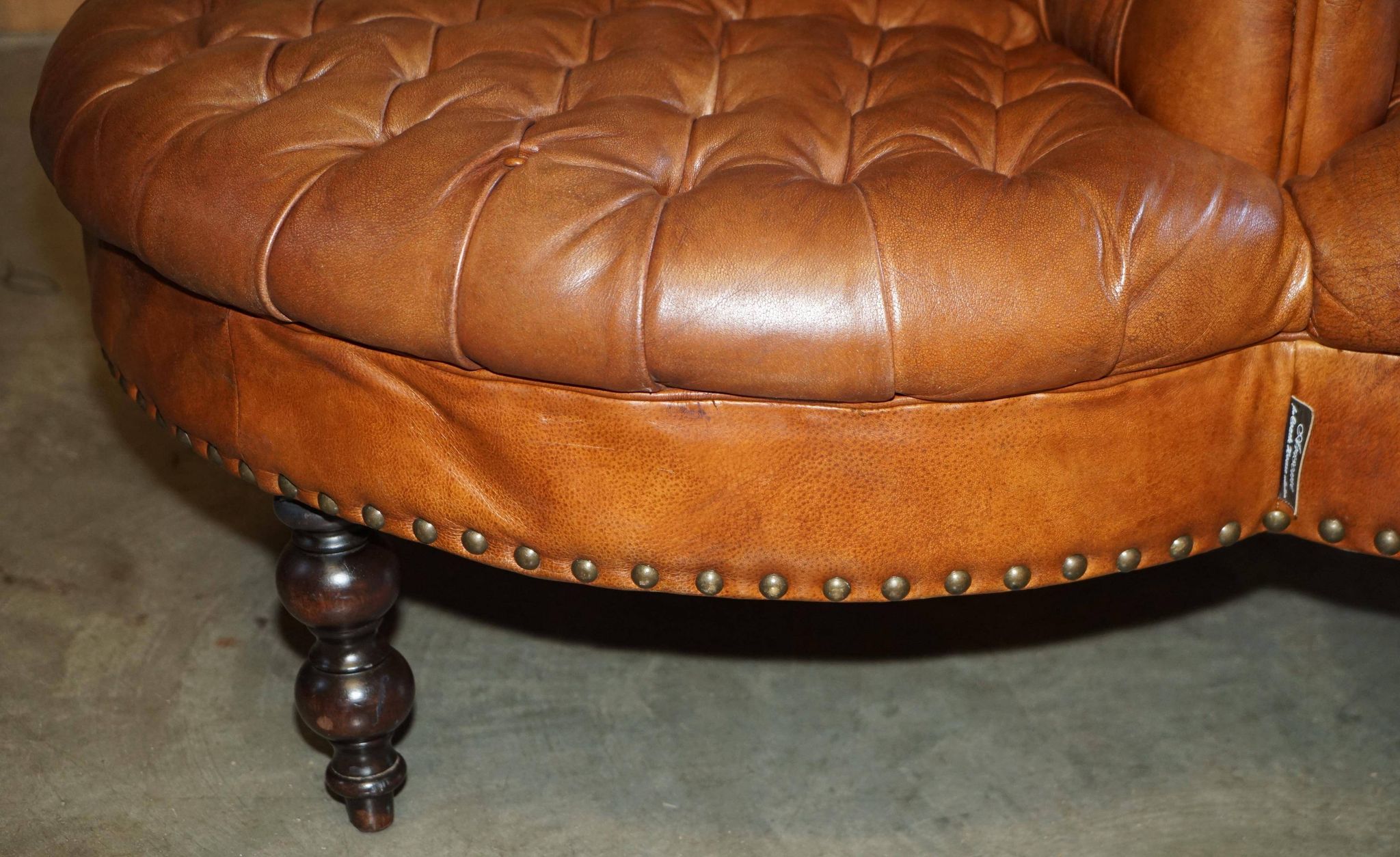 Heritage leather Chesterfield sofa, four-seater, Tête-à-Tête model.